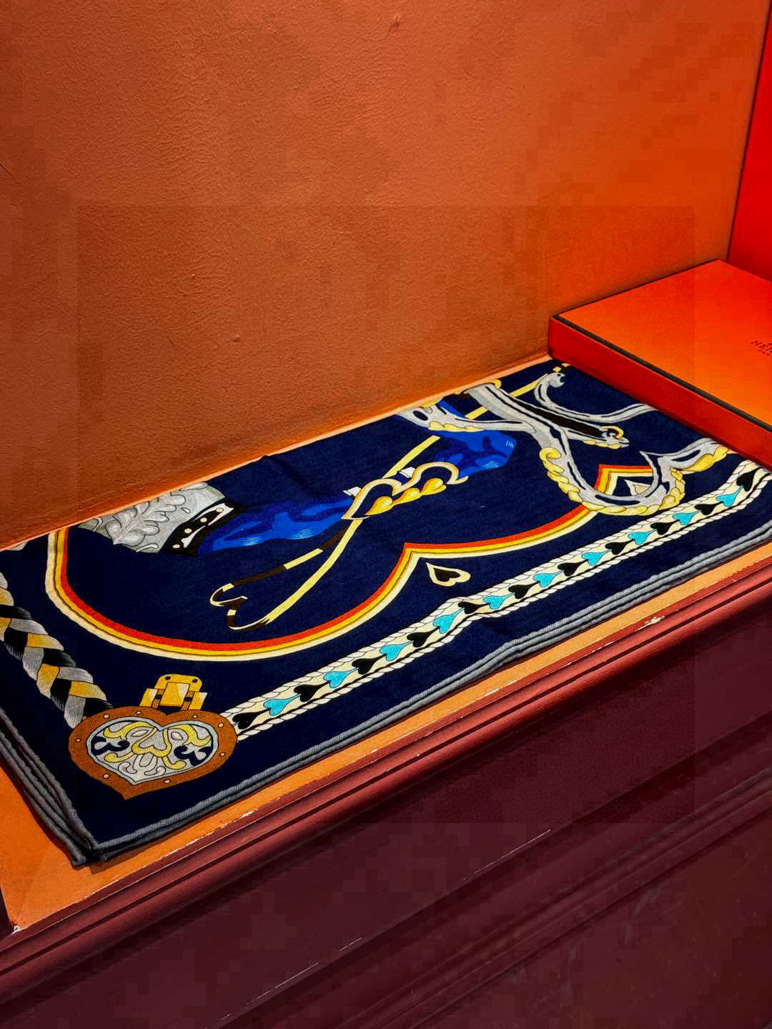  【双面同色】原单爱马仕140cm丝绒方巾💕 甜蜜的鞍具，装饰家芳登和佩西耶设计的一款餐盘增添骑士般的浪