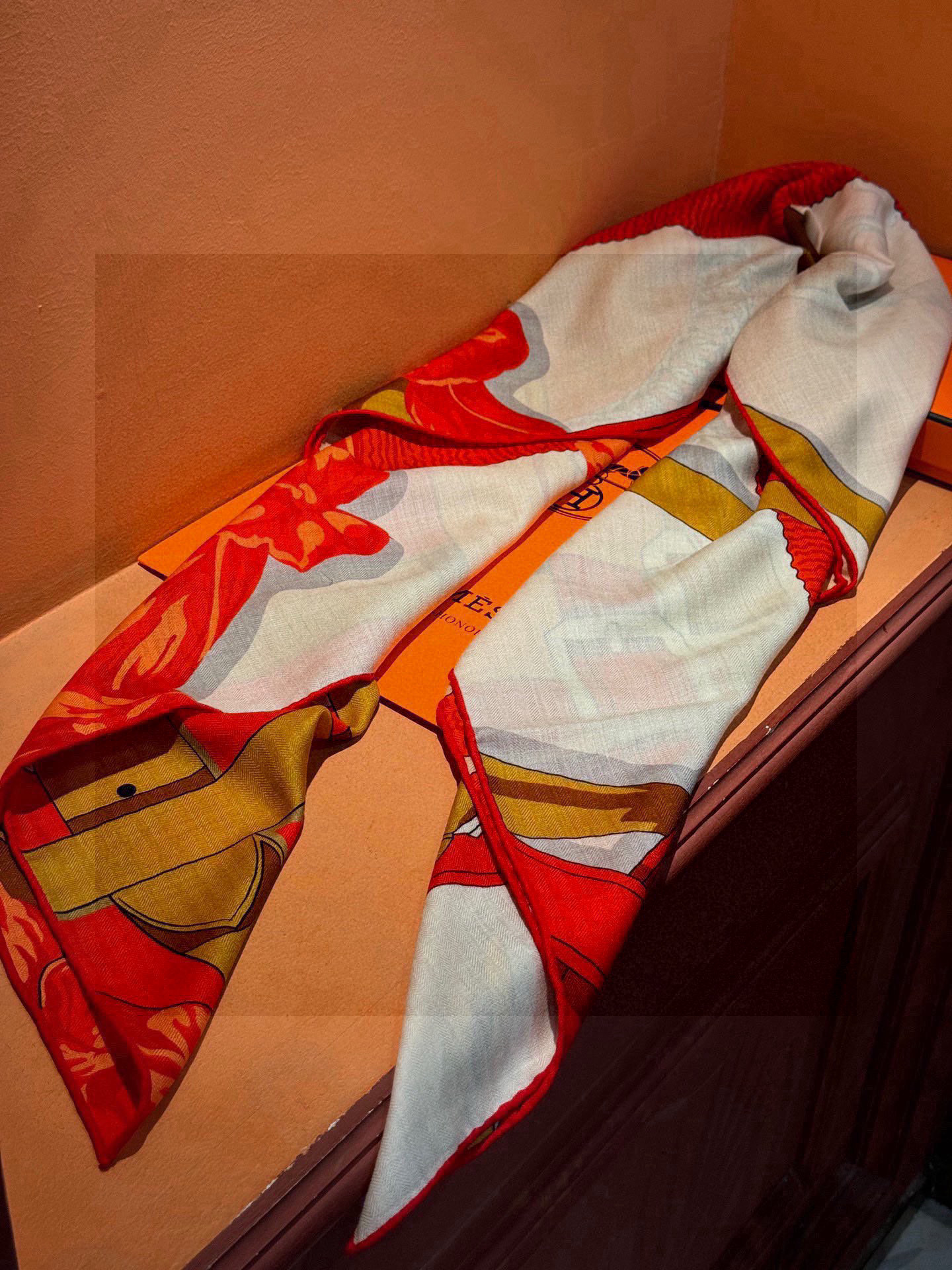  羊绒新款🆕👏👏买了都说好看‼️推荐💕爱马仕双面同色羊绒方巾，【双面同色140】顶级工艺超值‼️爱马仕专