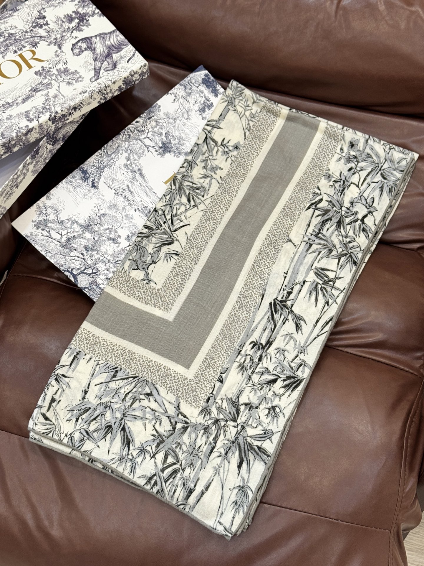   Dior 140丝毛双面同色印花披肩
140 厘米丝毛面料多色 Millefiori 图案
这款披肩