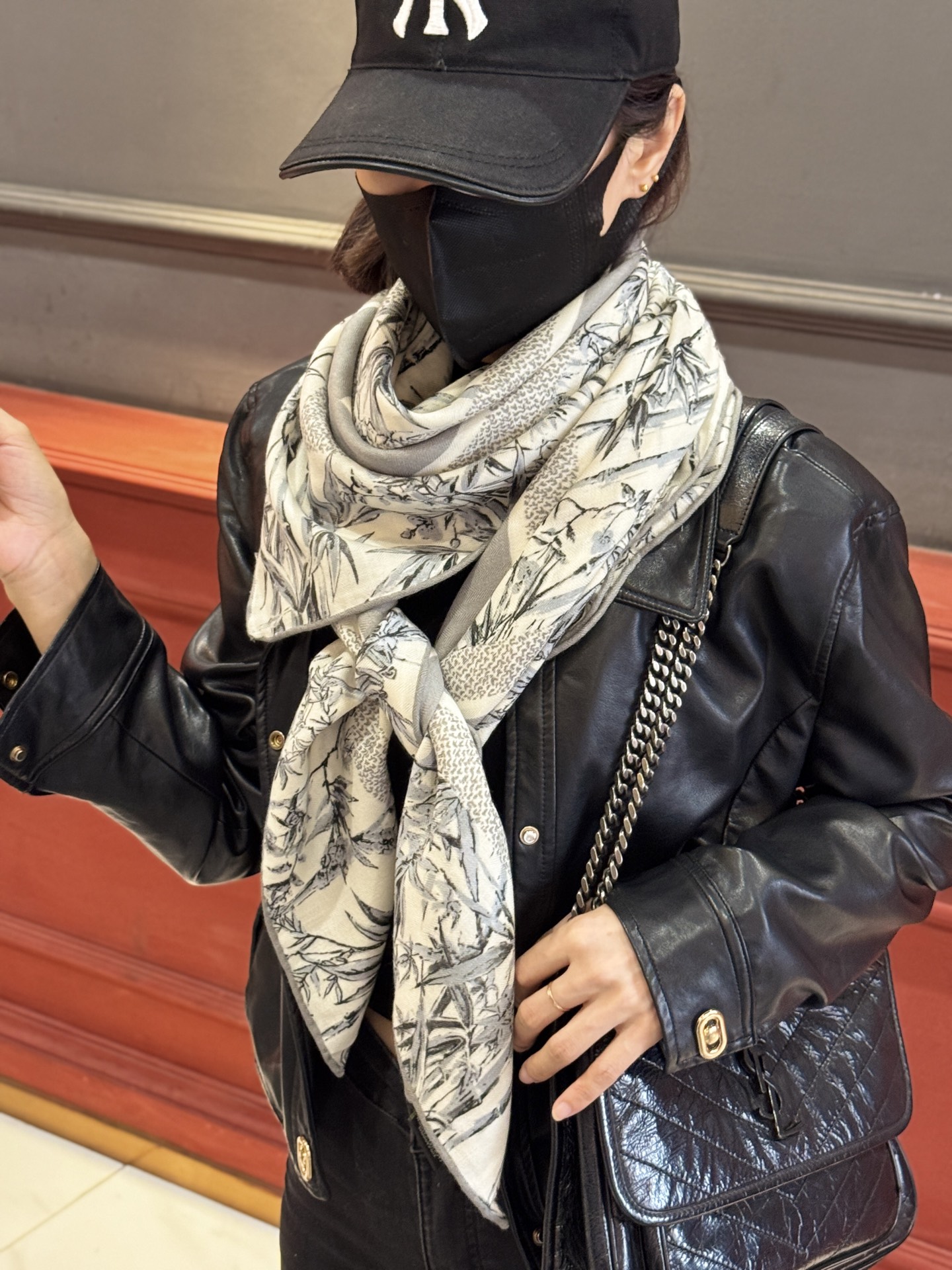   Dior 140丝毛双面同色印花披肩
140 厘米丝毛面料多色 Millefiori 图案
这款披肩