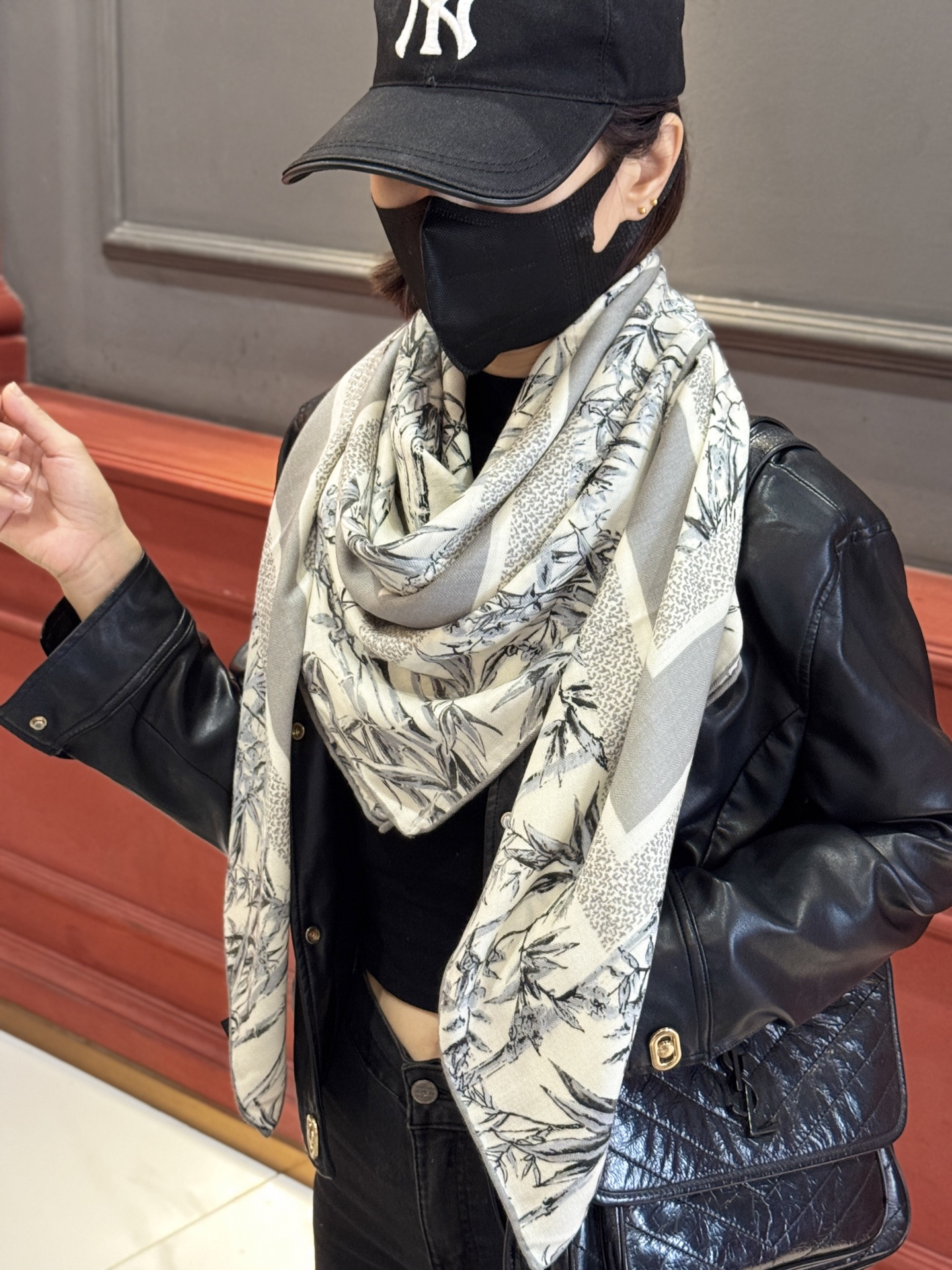   Dior 140丝毛双面同色印花披肩
140 厘米丝毛面料多色 Millefiori 图案
这款披肩