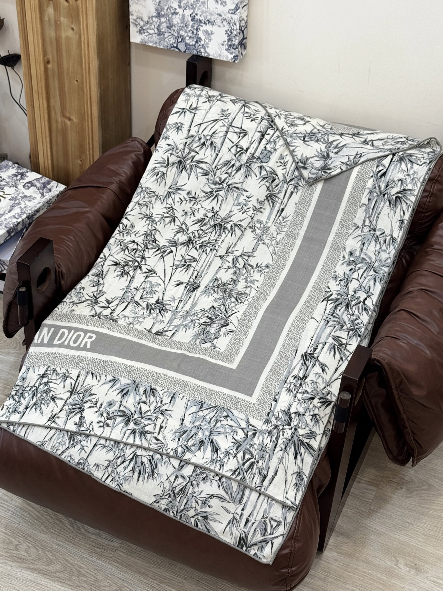   Dior 140丝毛双面同色印花披肩
140 厘米丝毛面料多色 Millefiori 图案
这款披肩