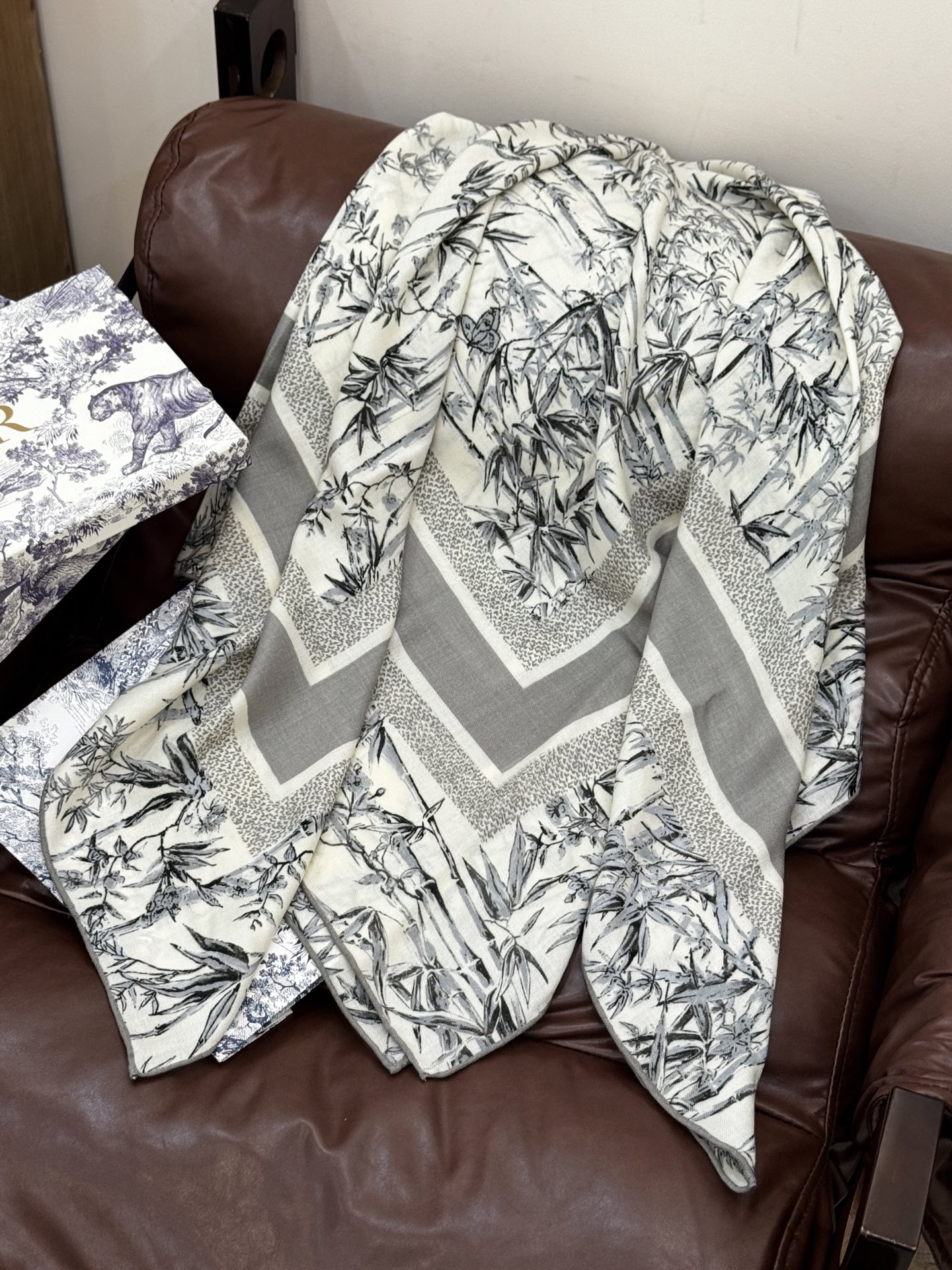   Dior 140丝毛双面同色印花披肩
140 厘米丝毛面料多色 Millefiori 图案
这款披肩