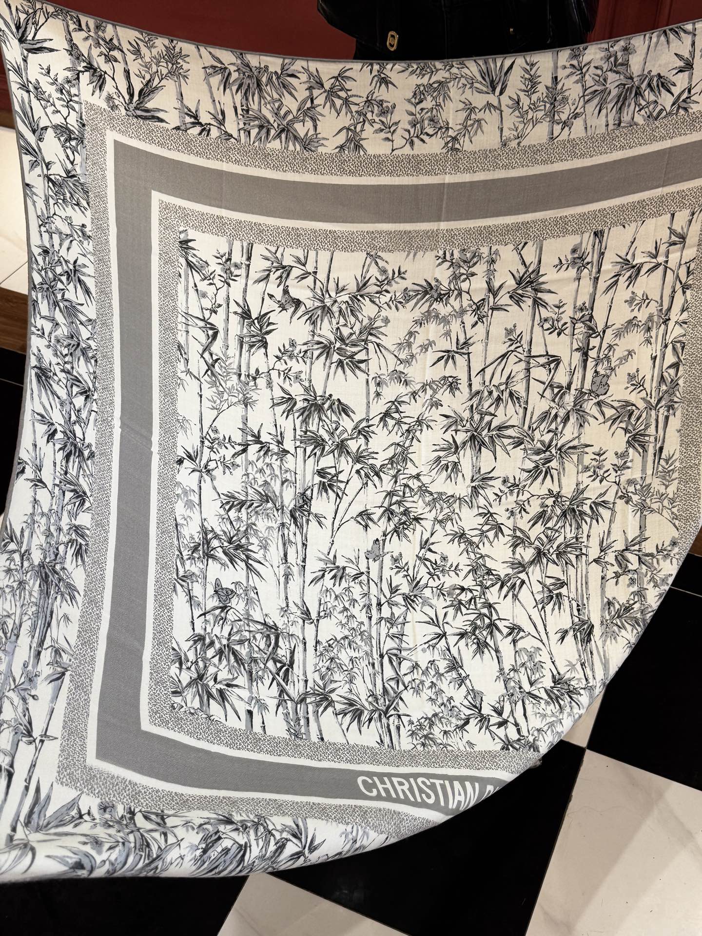   Dior 140丝毛双面同色印花披肩
140 厘米丝毛面料多色 Millefiori 图案
这款披肩