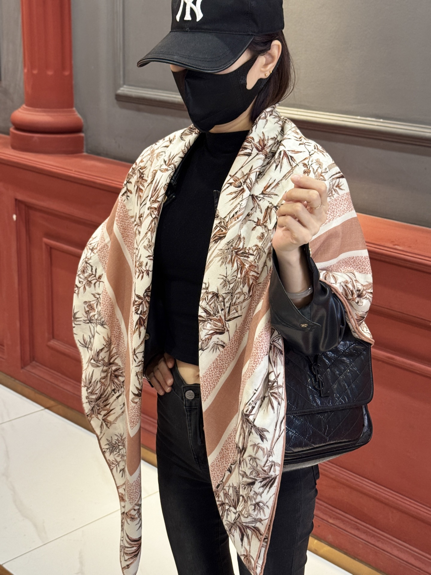   Dior 140丝毛双面同色印花披肩
140 厘米丝毛面料多色 Millefiori 图案
这款披肩