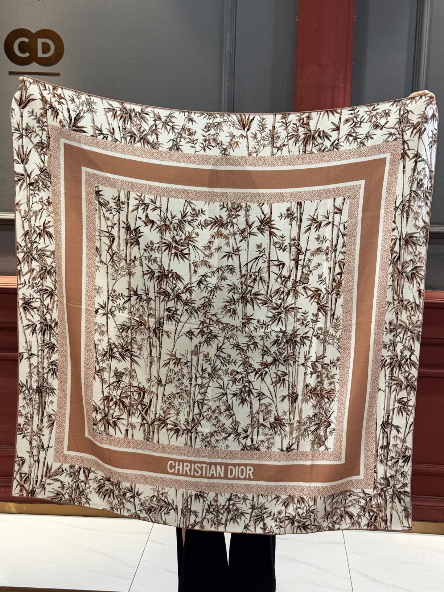   Dior 140丝毛双面同色印花披肩
140 厘米丝毛面料多色 Millefiori 图案
这款披肩