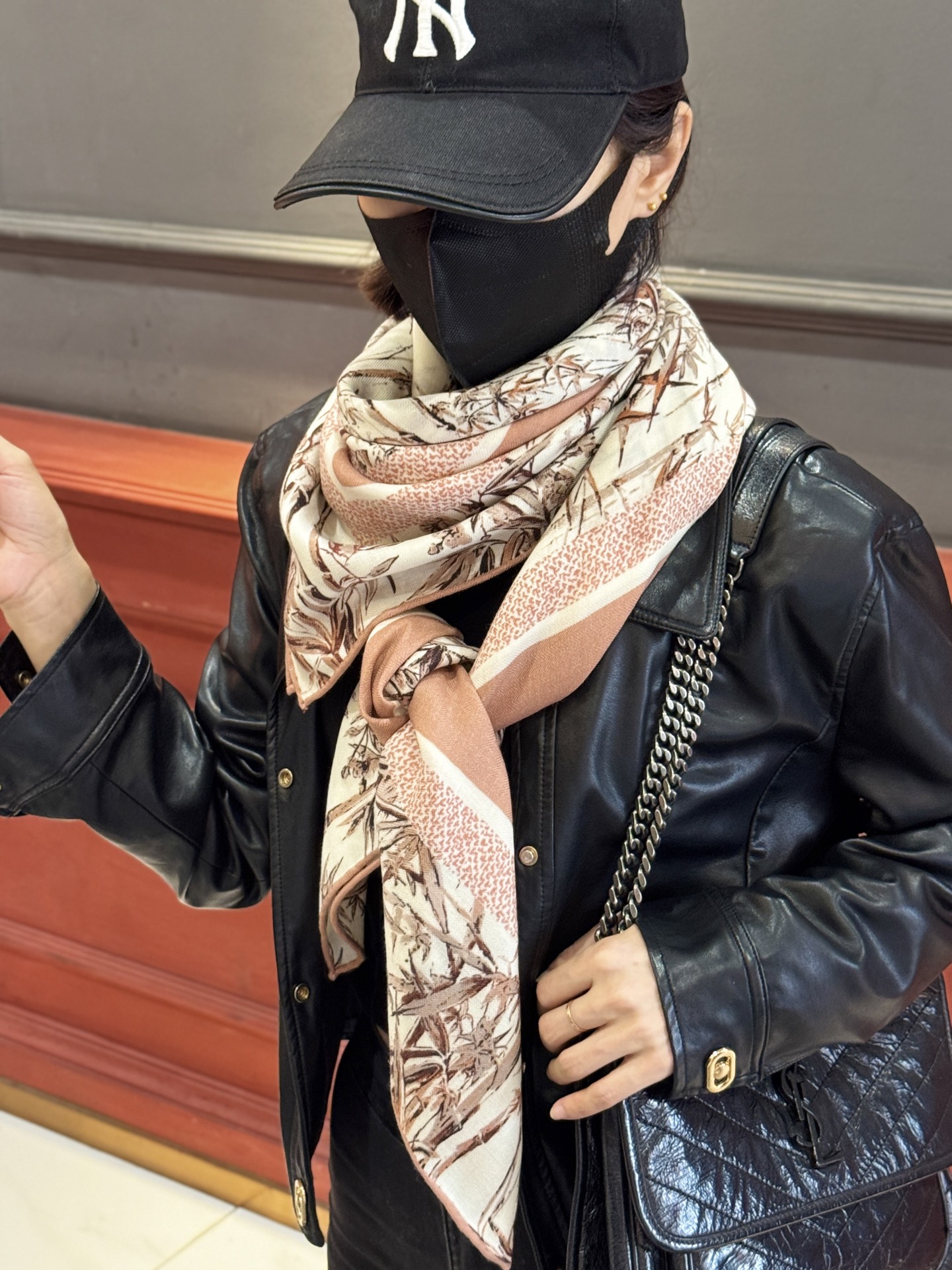   Dior 140丝毛双面同色印花披肩
140 厘米丝毛面料多色 Millefiori 图案
这款披肩