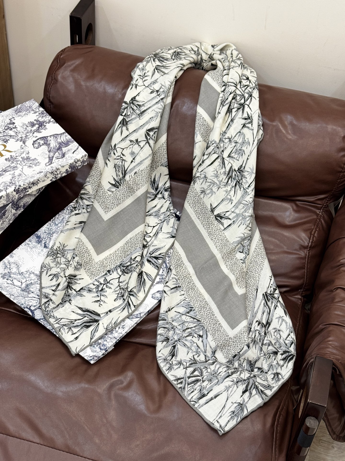   Dior 140丝毛双面同色印花披肩
140 厘米丝毛面料多色 Millefiori 图案
这款披肩