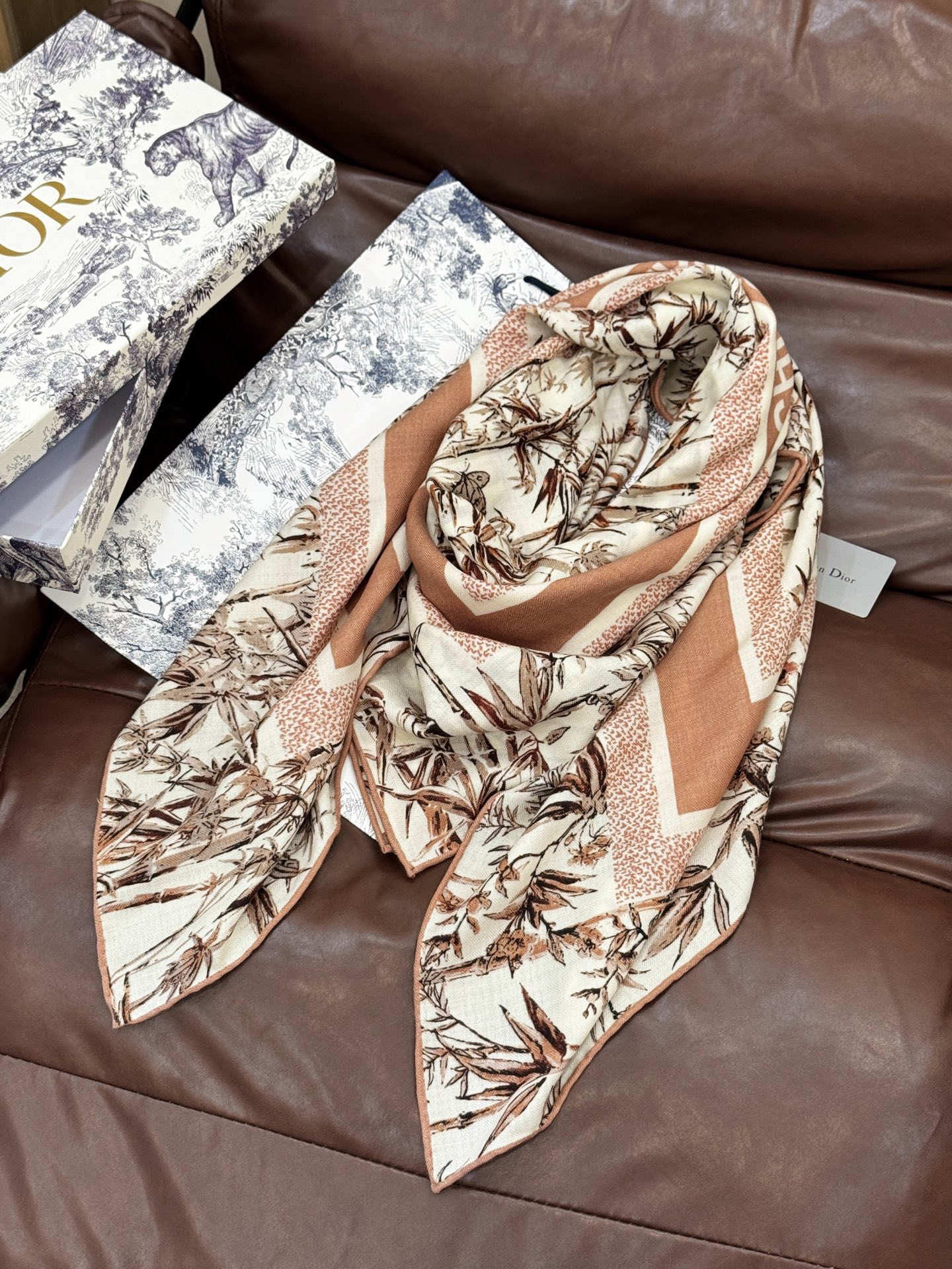   Dior 140丝毛双面同色印花披肩
140 厘米丝毛面料多色 Millefiori 图案
这款披肩