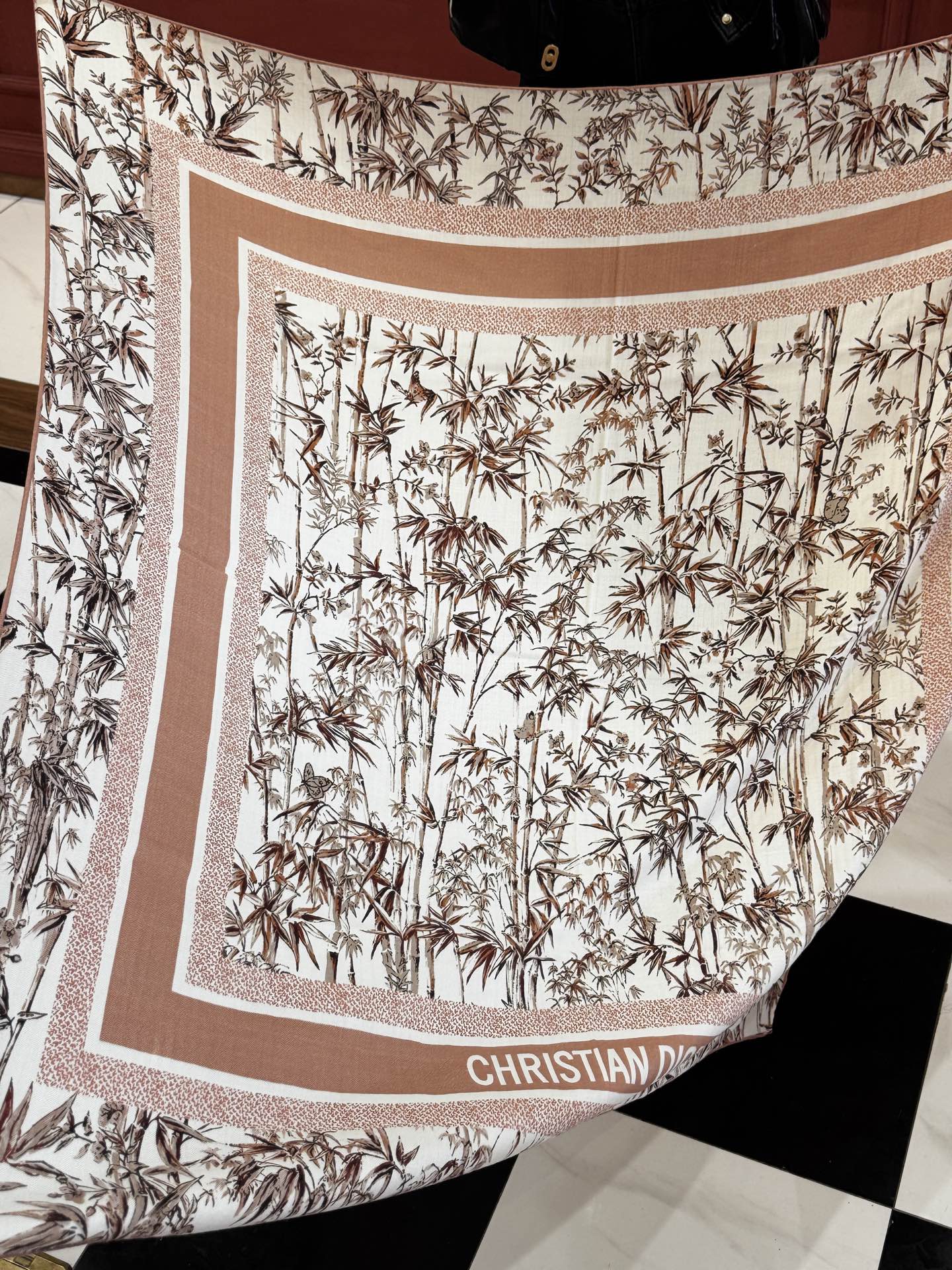   Dior 140丝毛双面同色印花披肩
140 厘米丝毛面料多色 Millefiori 图案
这款披肩