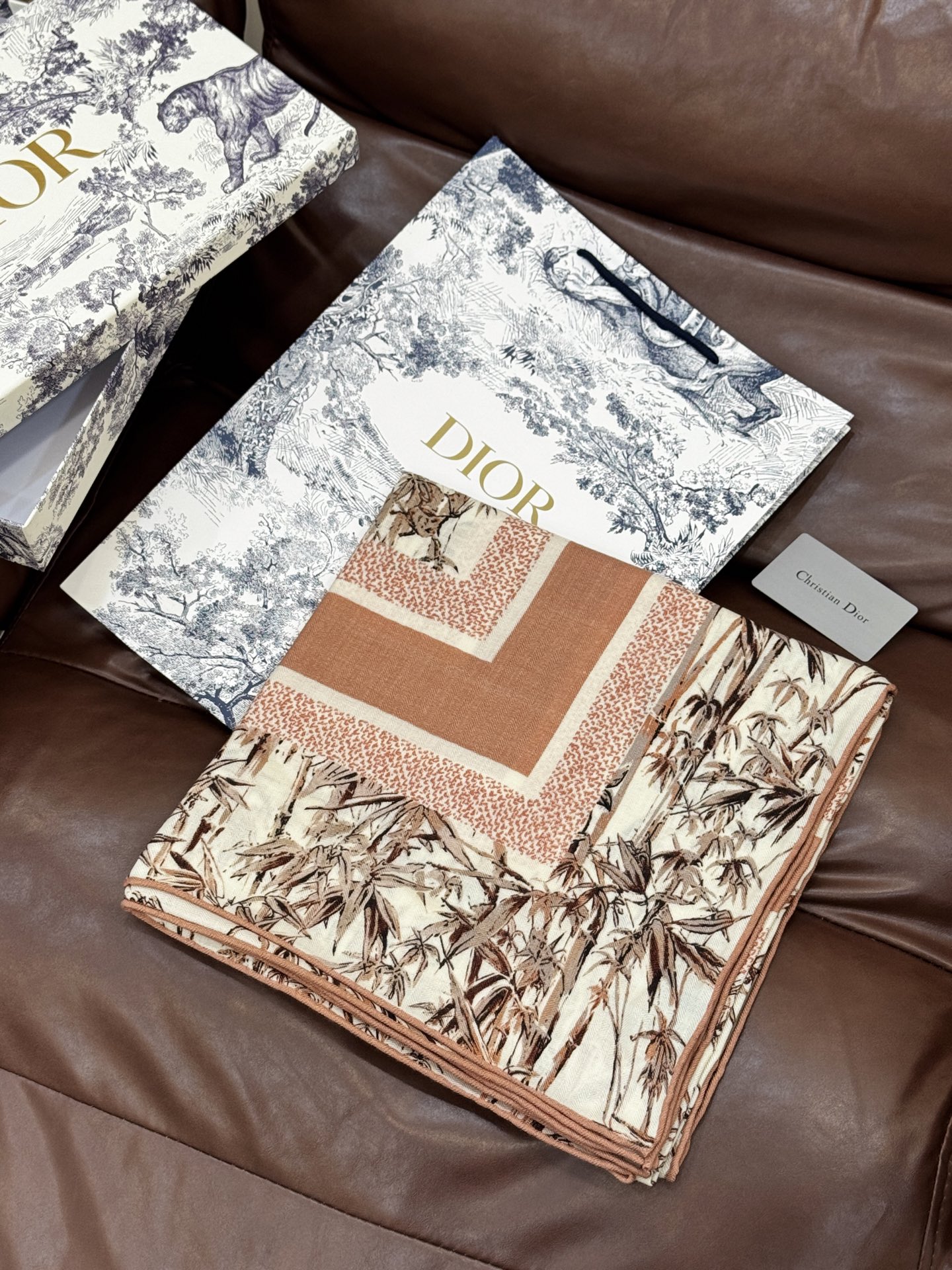   Dior 140丝毛双面同色印花披肩
140 厘米丝毛面料多色 Millefiori 图案
这款披肩