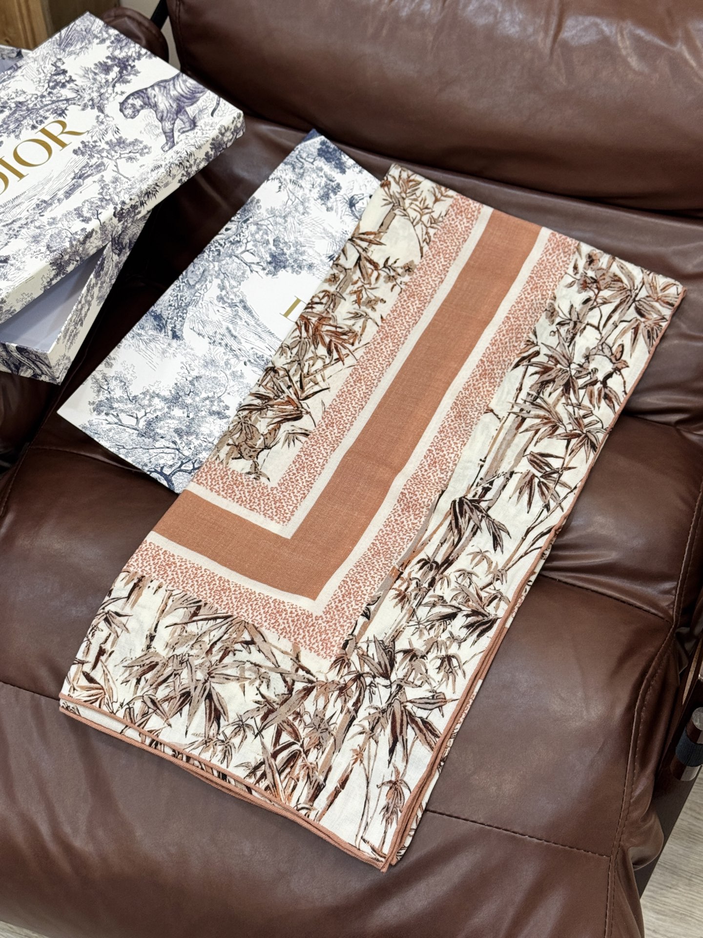   Dior 140丝毛双面同色印花披肩
140 厘米丝毛面料多色 Millefiori 图案
这款披肩