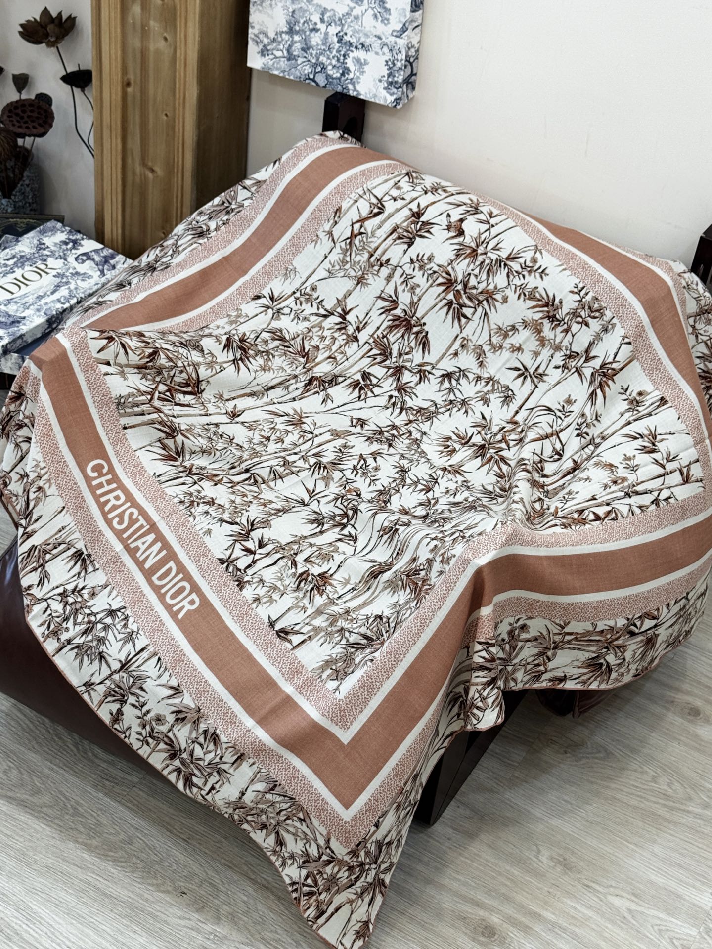   Dior 140丝毛双面同色印花披肩
140 厘米丝毛面料多色 Millefiori 图案
这款披肩