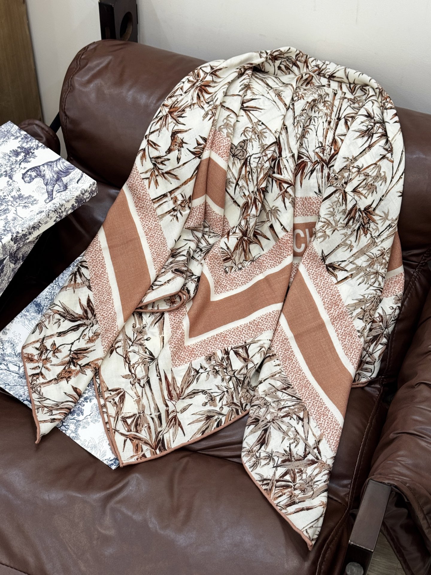   Dior 140丝毛双面同色印花披肩
140 厘米丝毛面料多色 Millefiori 图案
这款披肩