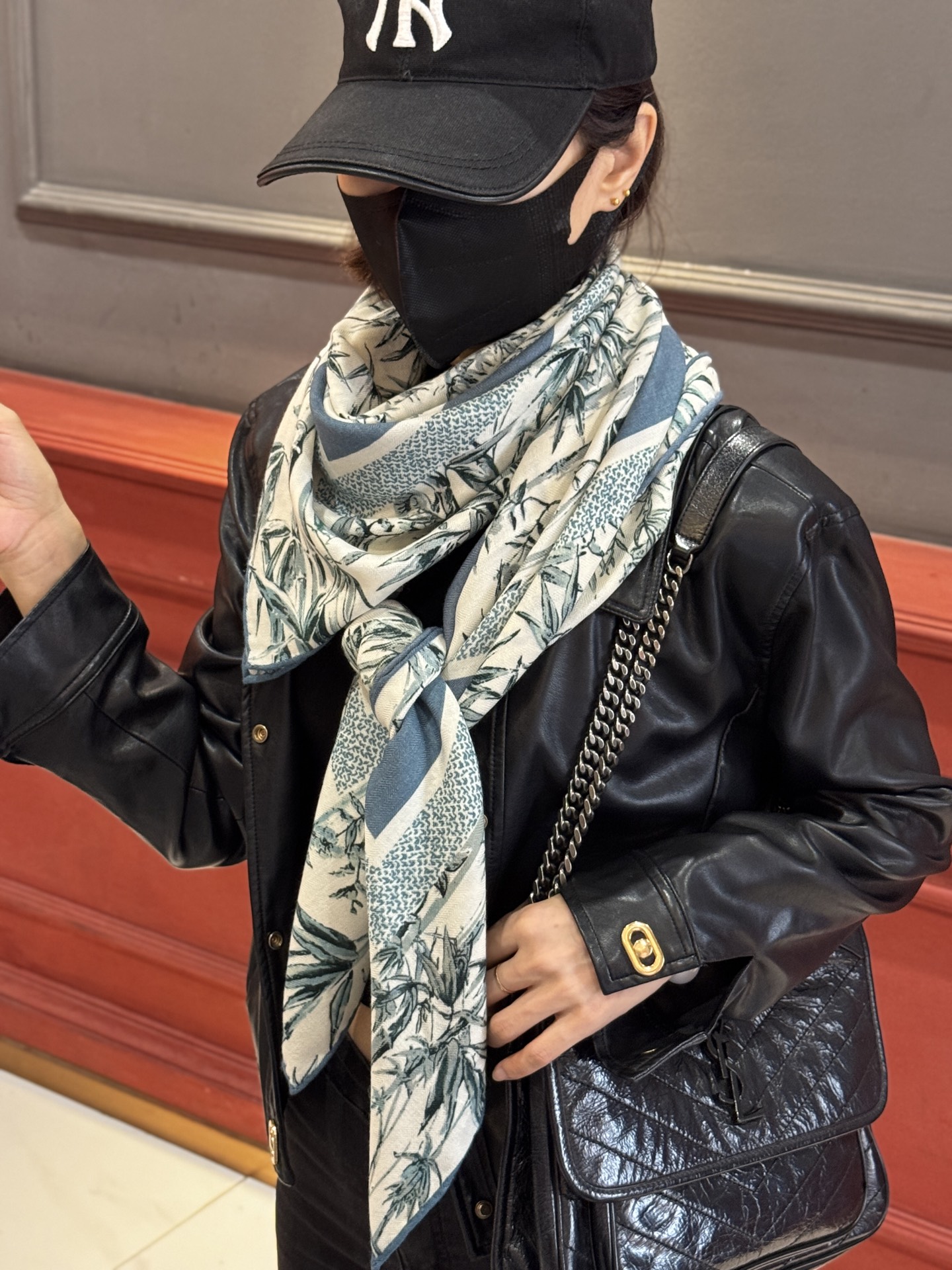   Dior 140丝毛双面同色印花披肩
140 厘米丝毛面料多色 Millefiori 图案
这款披肩