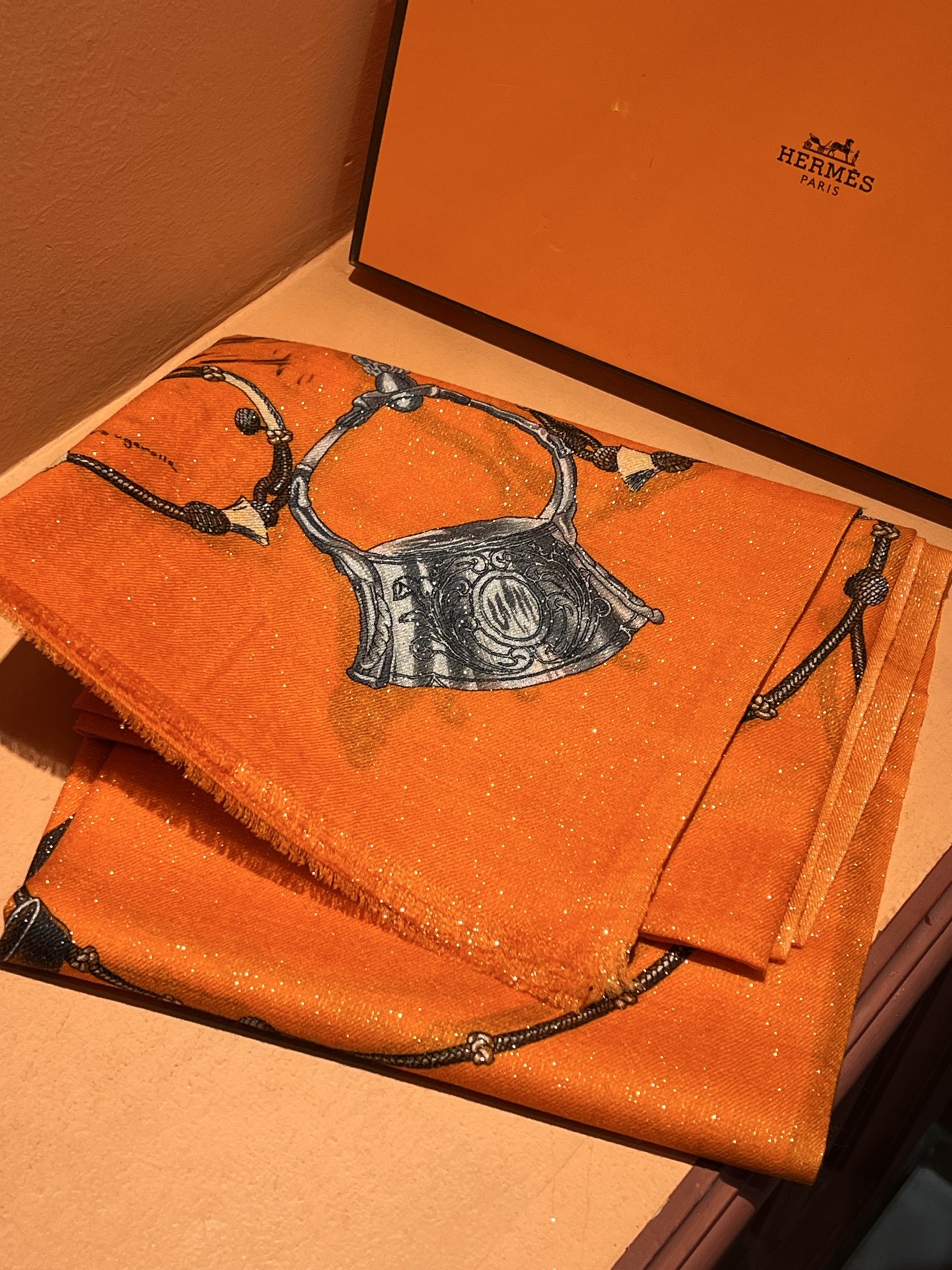   会发光发亮的围巾 新款🆕🏇🏇买了都说好看‼️推荐💕顶级工艺超值‼️爱马仕专柜爆款🎁💟立体呈现图案纹路