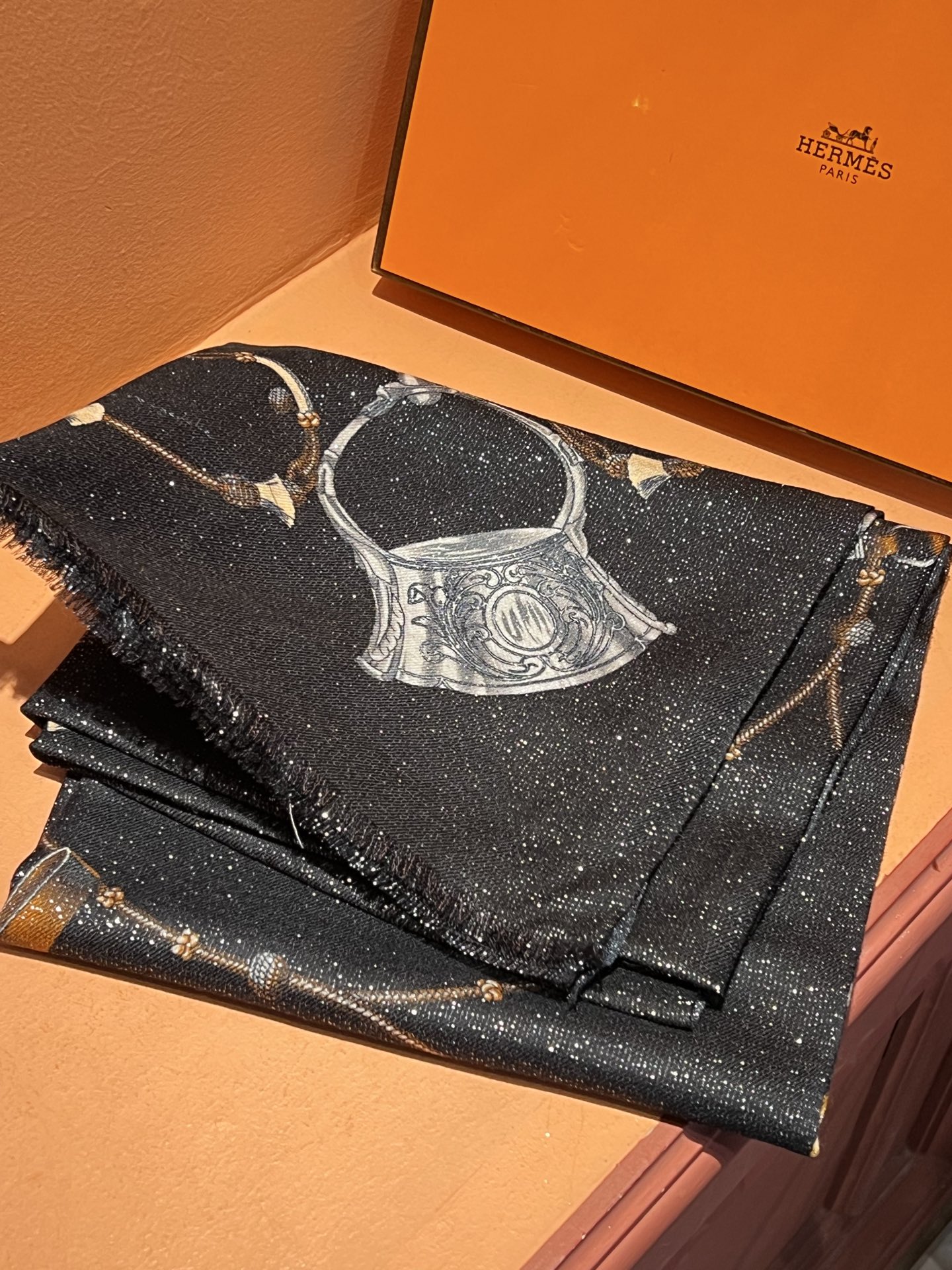   会发光发亮的围巾 新款🆕🏇🏇买了都说好看‼️推荐💕顶级工艺超值‼️爱马仕专柜爆款🎁💟立体呈现图案纹路