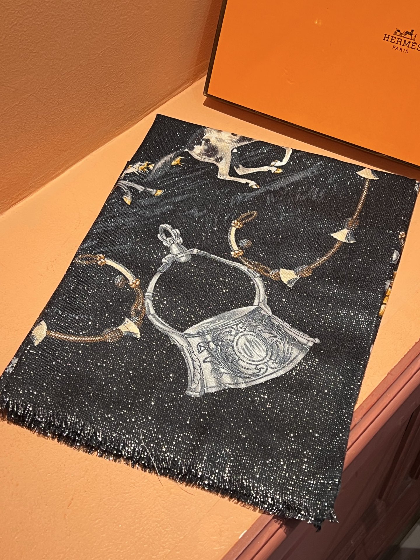   会发光发亮的围巾 新款🆕🏇🏇买了都说好看‼️推荐💕顶级工艺超值‼️爱马仕专柜爆款🎁💟立体呈现图案纹路