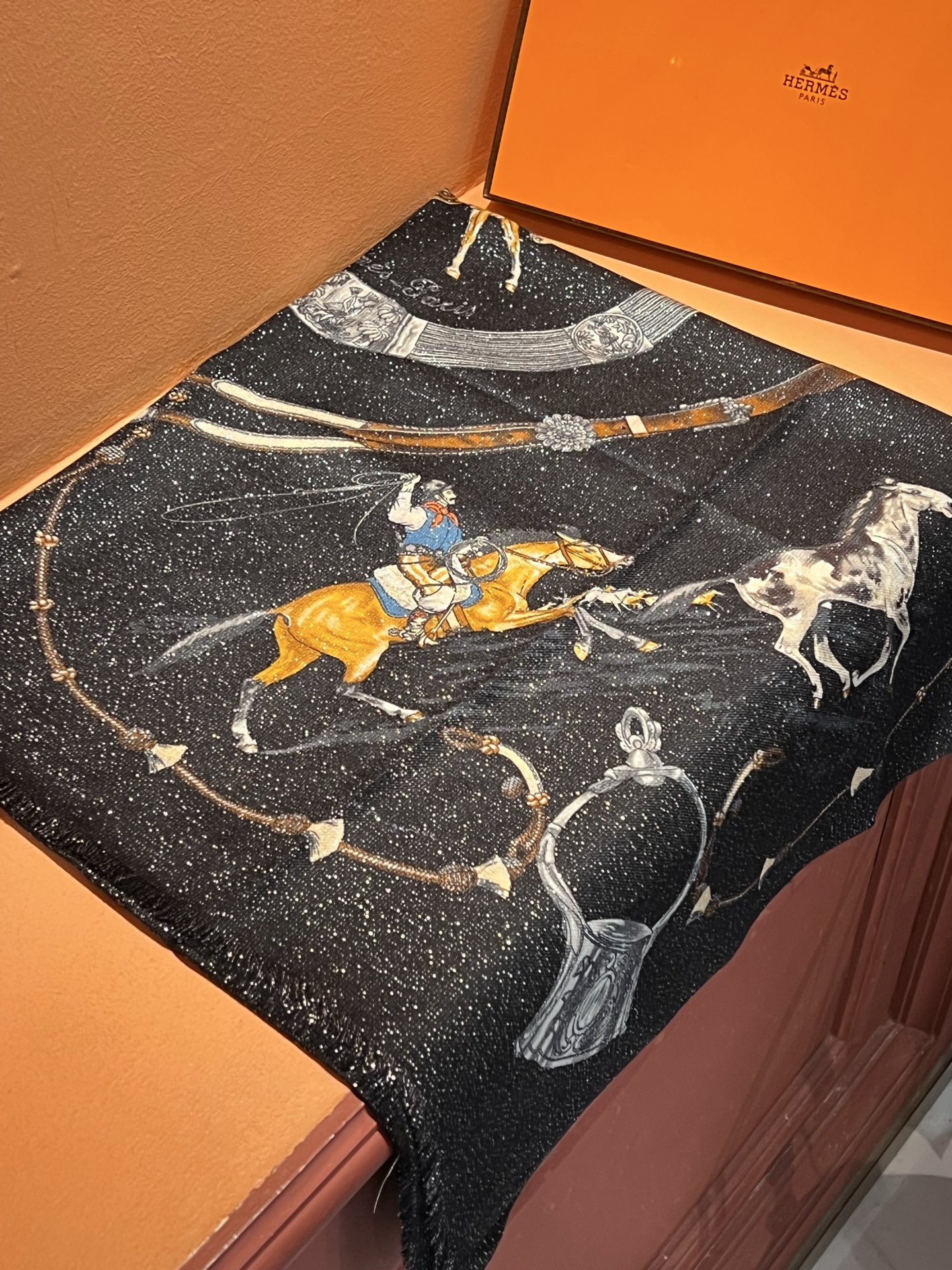   会发光发亮的围巾 新款🆕🏇🏇买了都说好看‼️推荐💕顶级工艺超值‼️爱马仕专柜爆款🎁💟立体呈现图案纹路