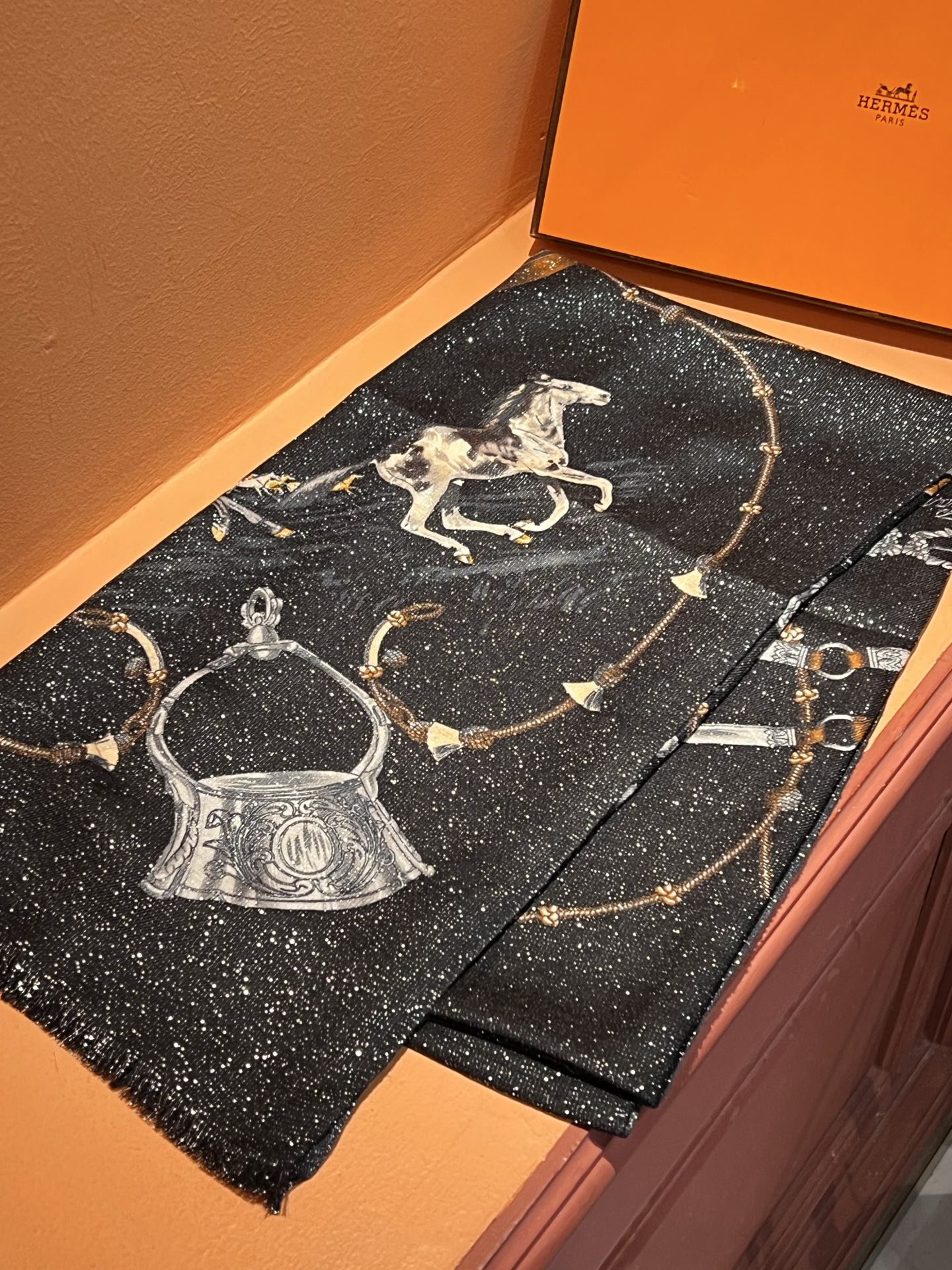   会发光发亮的围巾 新款🆕🏇🏇买了都说好看‼️推荐💕顶级工艺超值‼️爱马仕专柜爆款🎁💟立体呈现图案纹路