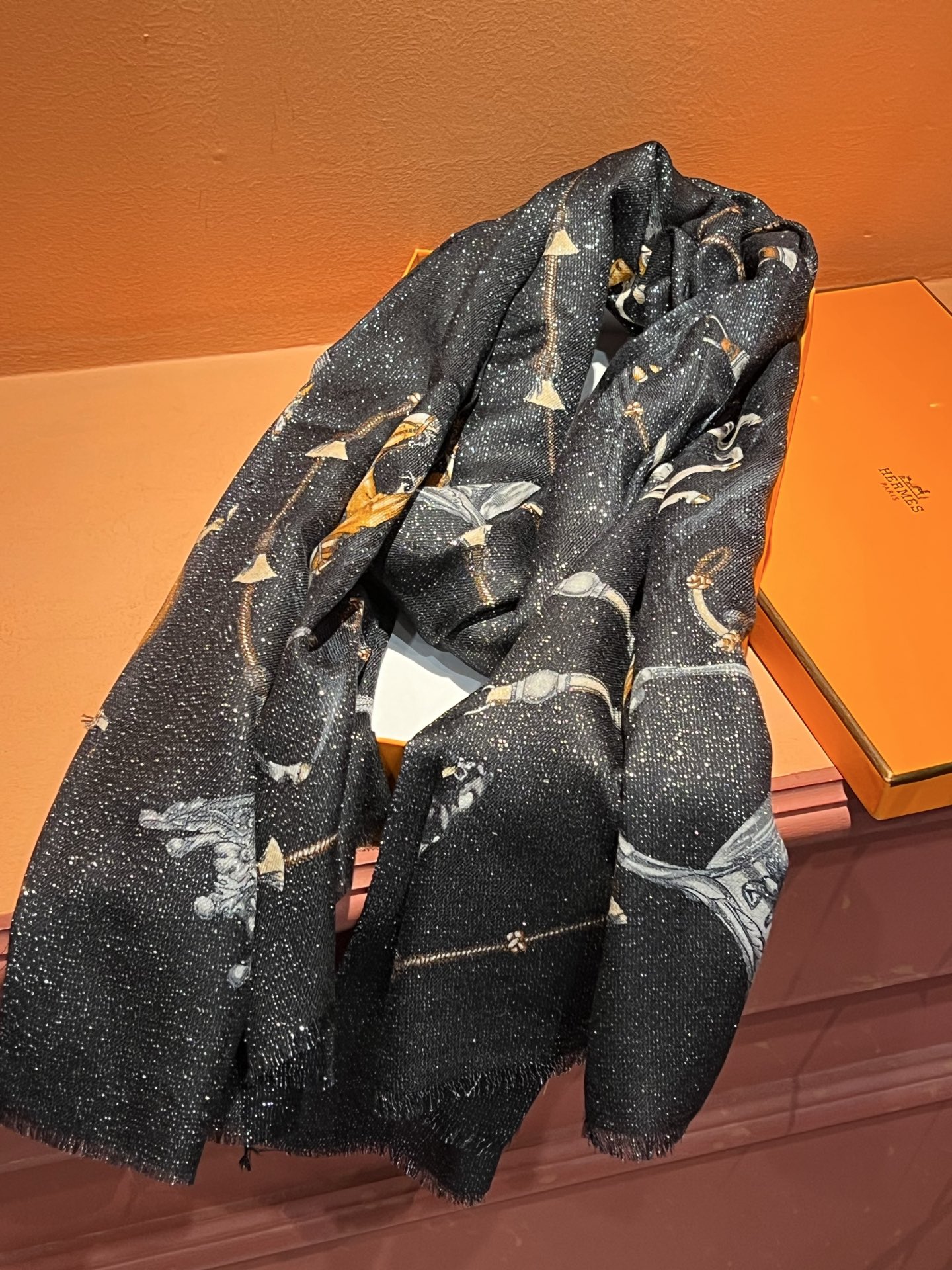   会发光发亮的围巾 新款🆕🏇🏇买了都说好看‼️推荐💕顶级工艺超值‼️爱马仕专柜爆款🎁💟立体呈现图案纹路