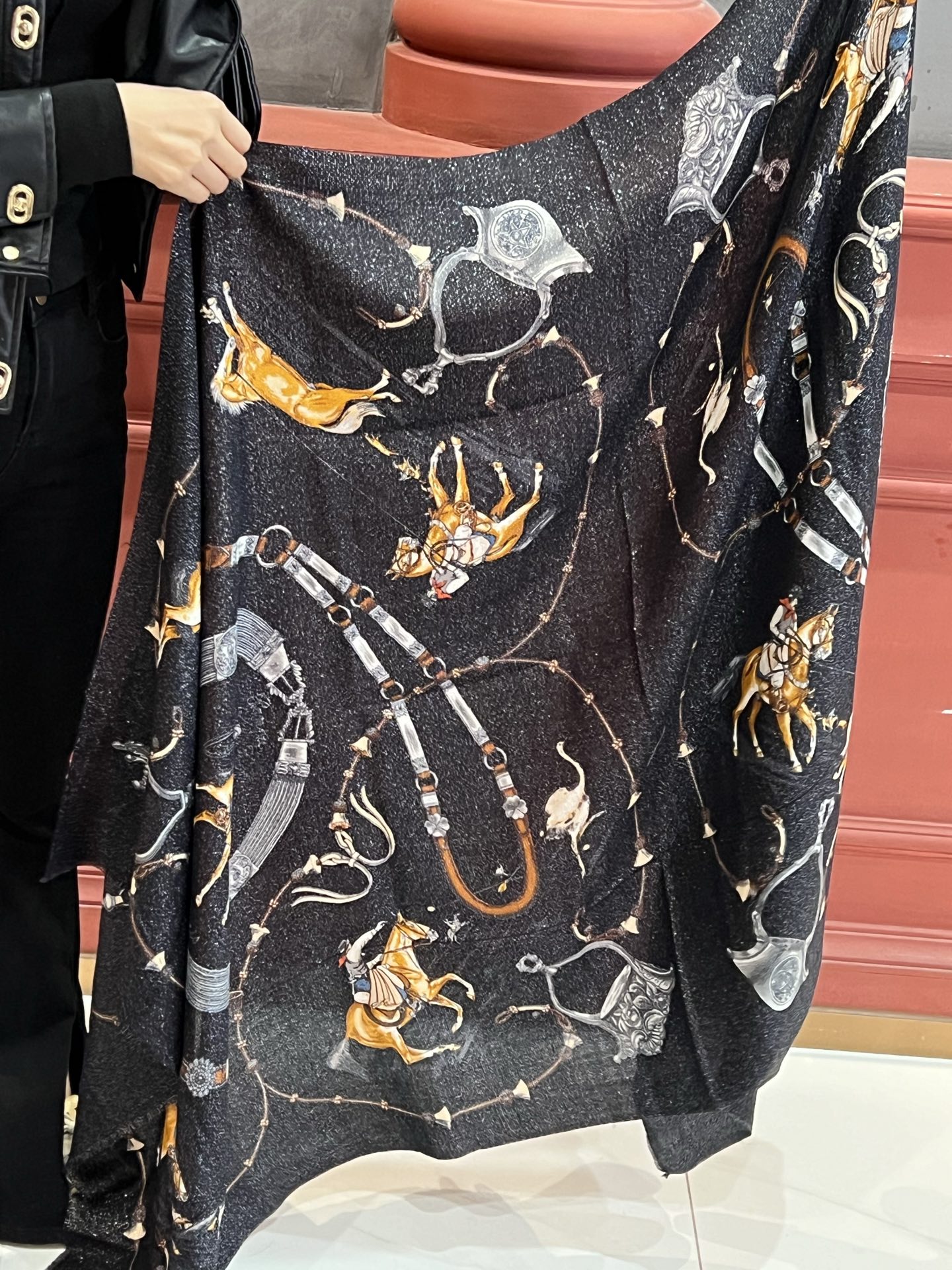   会发光发亮的围巾 新款🆕🏇🏇买了都说好看‼️推荐💕顶级工艺超值‼️爱马仕专柜爆款🎁💟立体呈现图案纹路