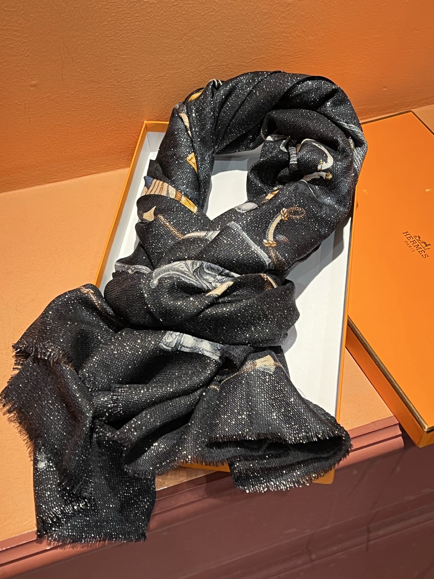   会发光发亮的围巾 新款🆕🏇🏇买了都说好看‼️推荐💕顶级工艺超值‼️爱马仕专柜爆款🎁💟立体呈现图案纹路