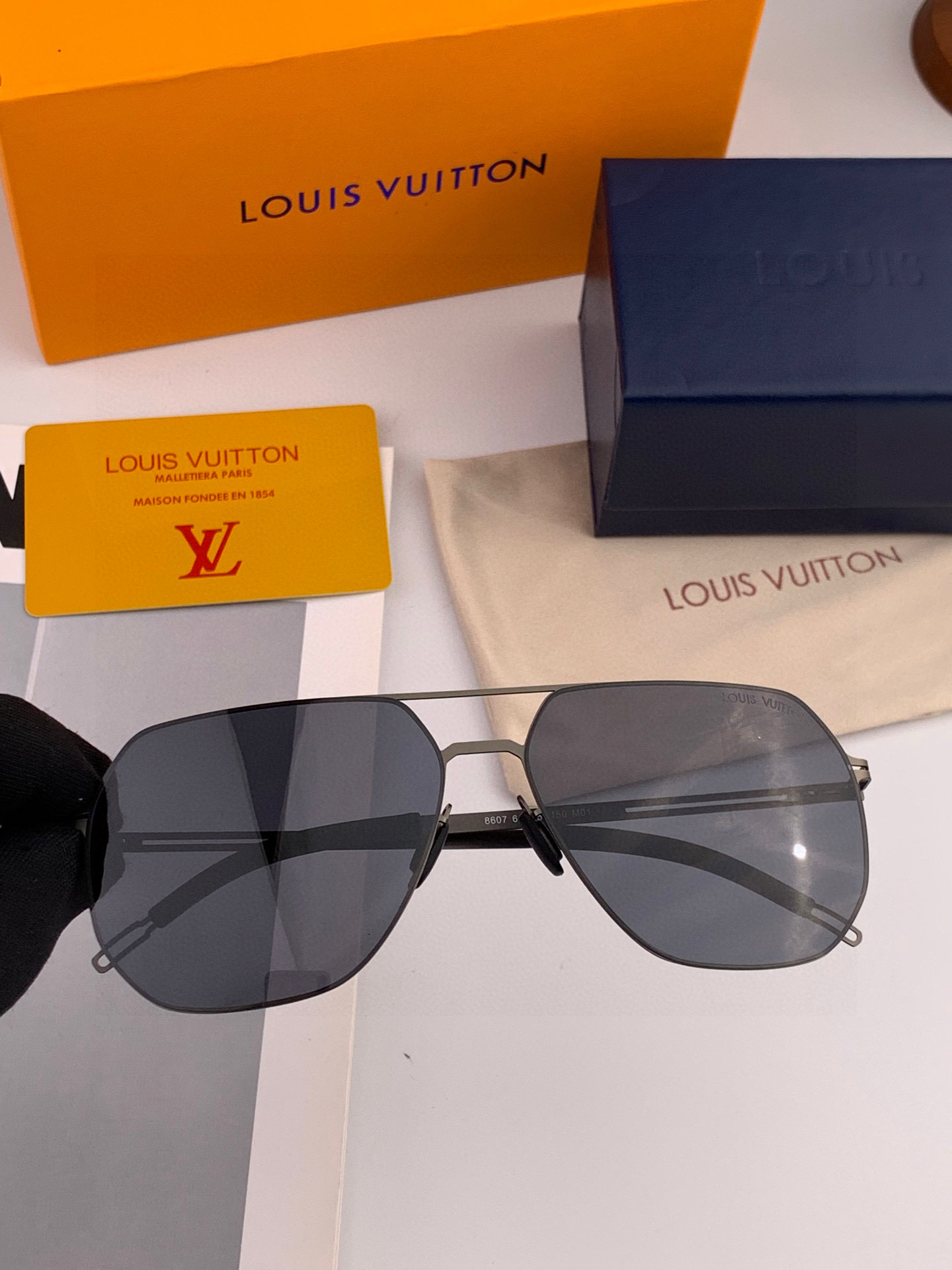 ♦️LV 2025新款男女情侣款太阳镜多边形墨镜iP电镀永不褪色 超轻超有弹性整幅眼镜无螺丝重要的是压不