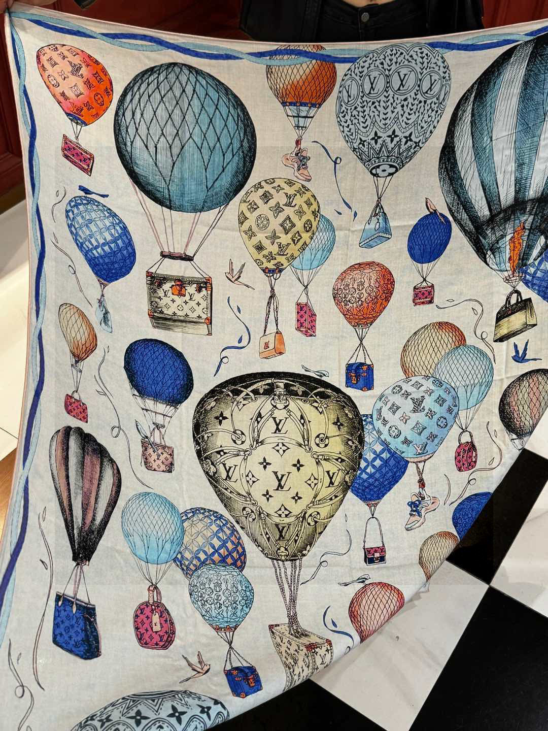 ❄【双面同色】原单Lv140cm丝绒方巾，《热气球》，本款方巾全新加入 U价🉐️ and Away 系列