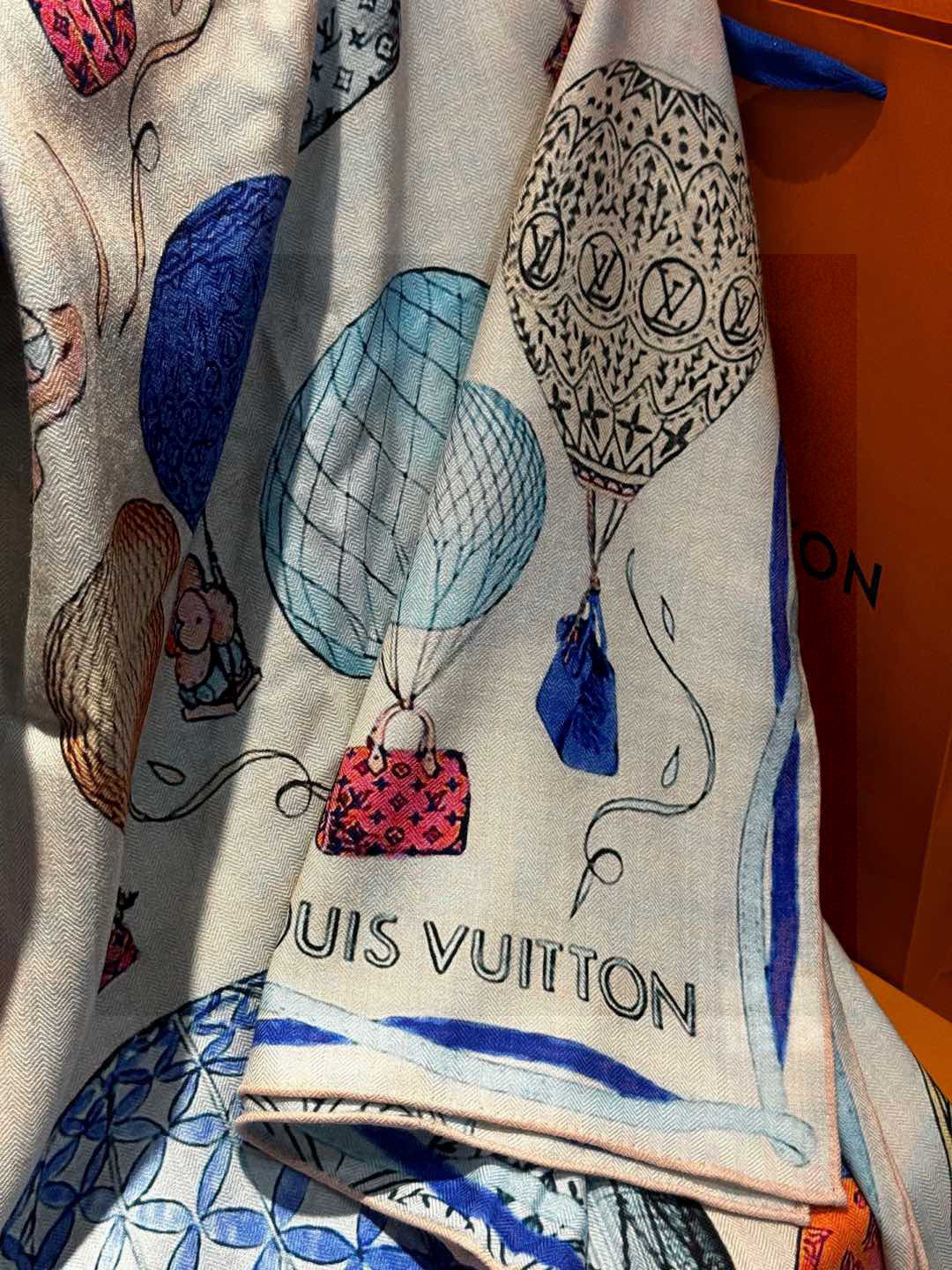 ❄【双面同色】原单Lv140cm丝绒方巾，《热气球》，本款方巾全新加入 U价🉐️ and Away 系列