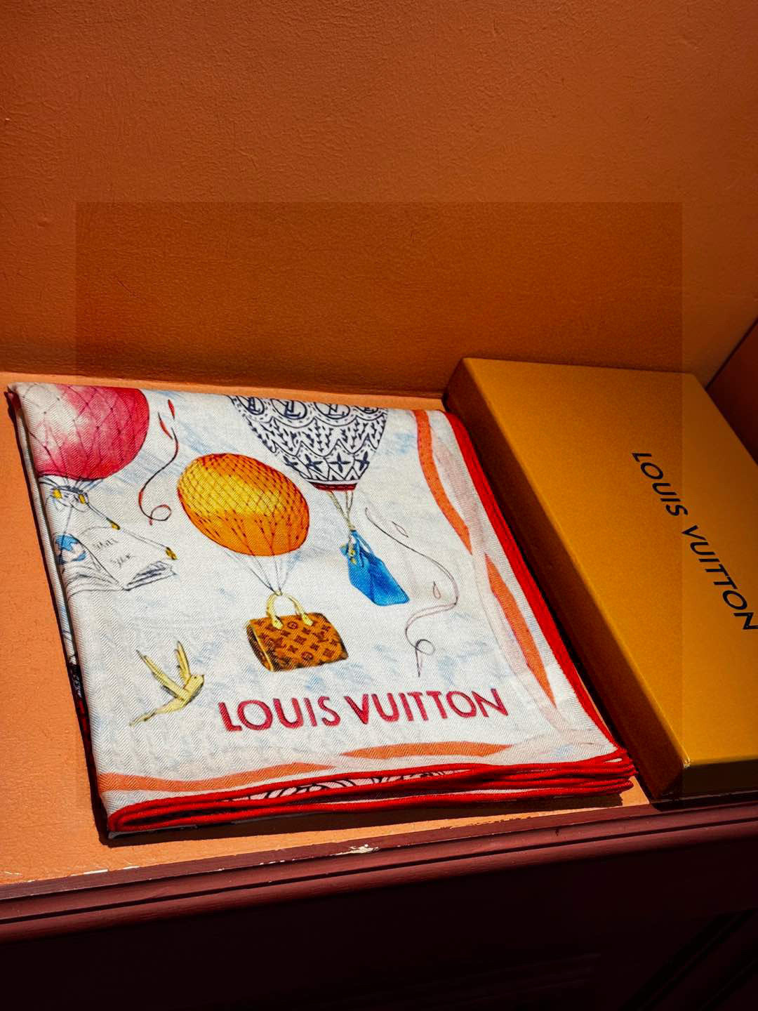 ❄【双面同色】原单Lv140cm丝绒方巾，《热气球》，本款方巾全新加入 U价🉐️ and Away 系列