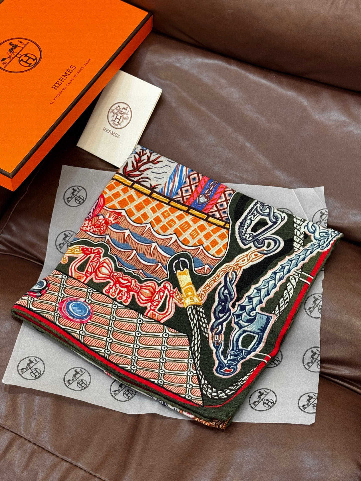  新款 秋冬搭配利器❗️顶级双面同色真丝羊绒披肩！！点睛精彩，图案和配色都超级喜欢，又一款双面配色工艺设