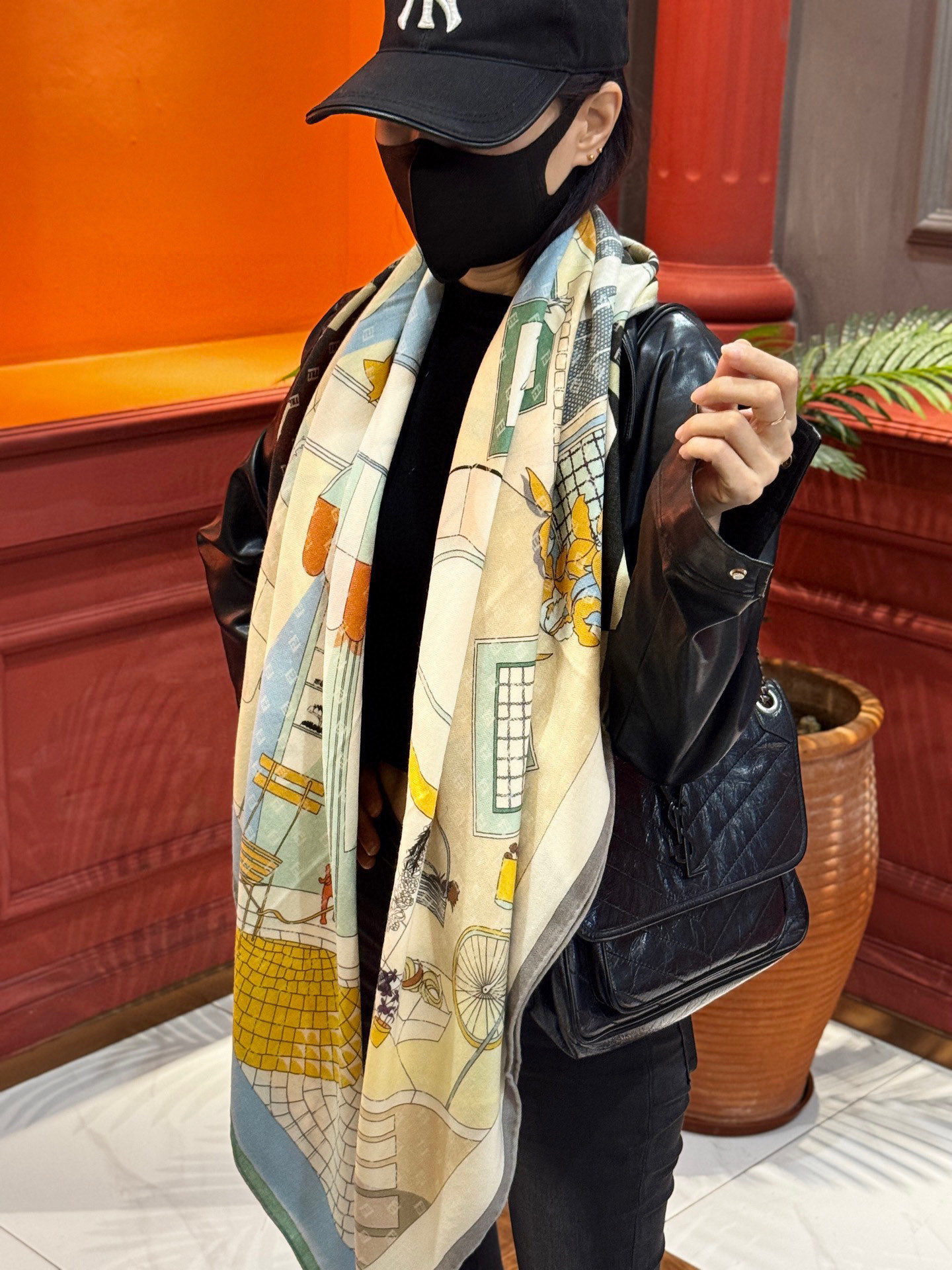   Fendi方形围巾 丝绒材质。采用定制的“Walking around Rome”图案，灵感源自罗马