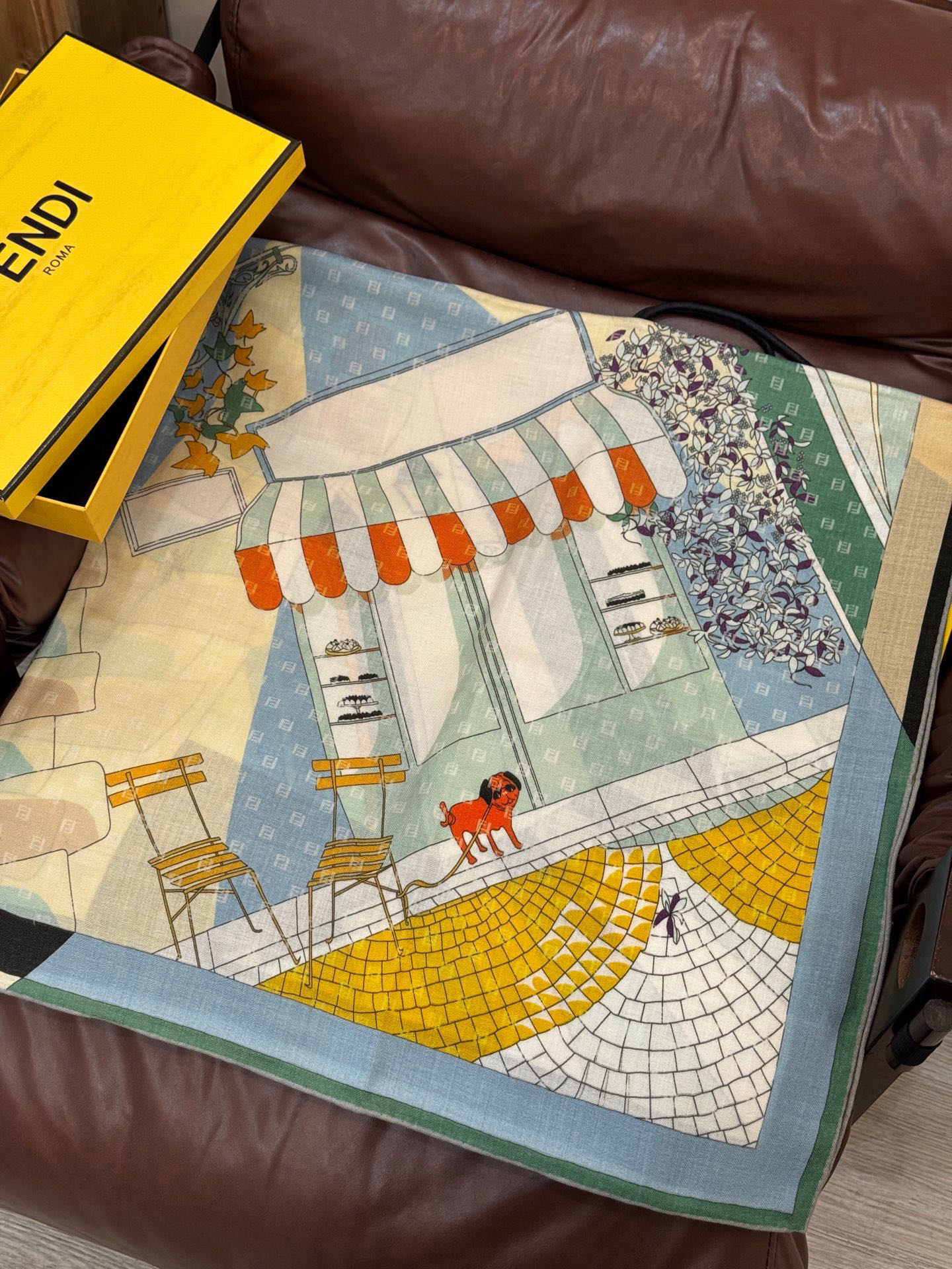   Fendi方形围巾 丝绒材质。采用定制的“Walking around Rome”图案，灵感源自罗马