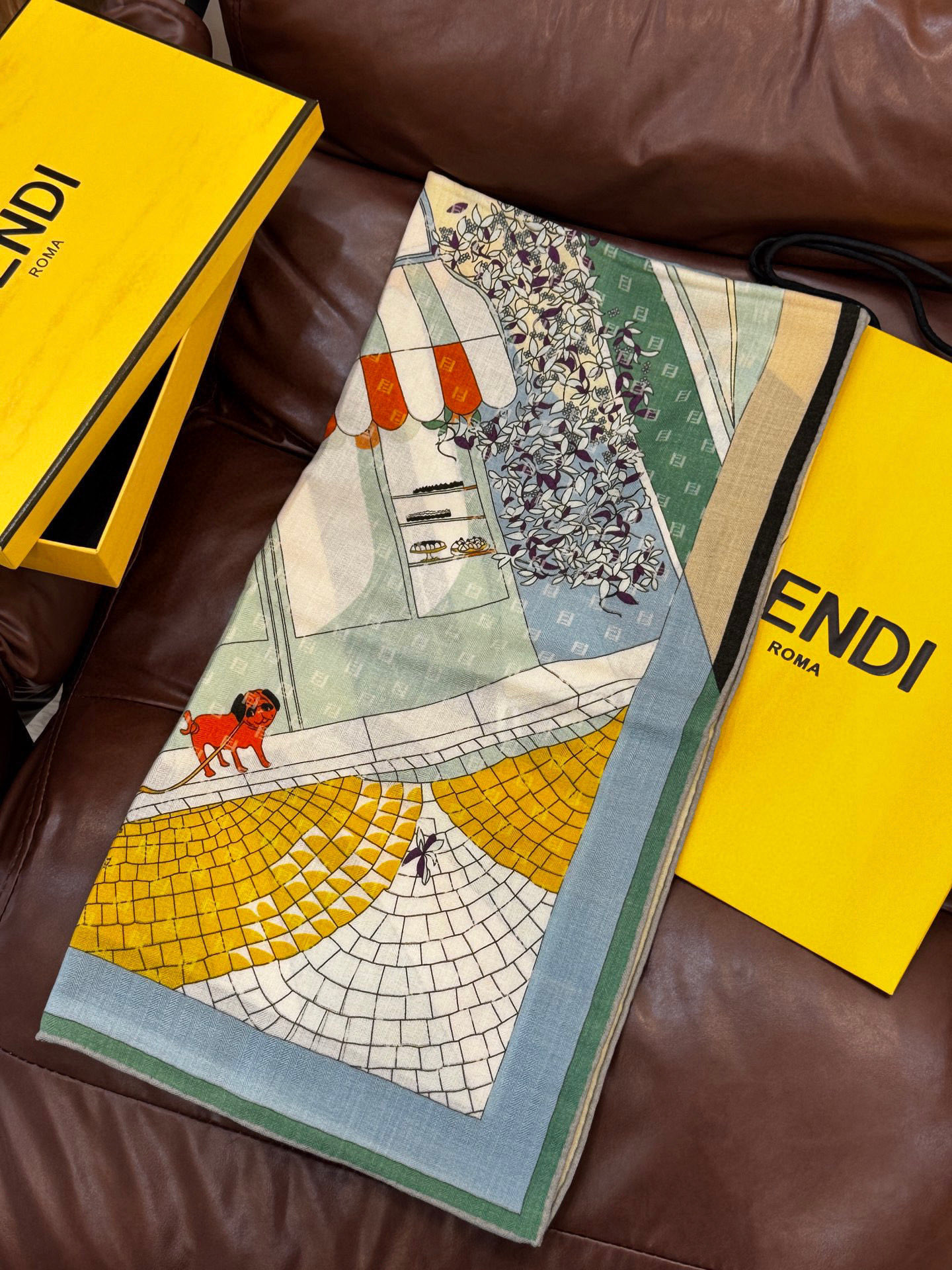   Fendi方形围巾 丝绒材质。采用定制的“Walking around Rome”图案，灵感源自罗马