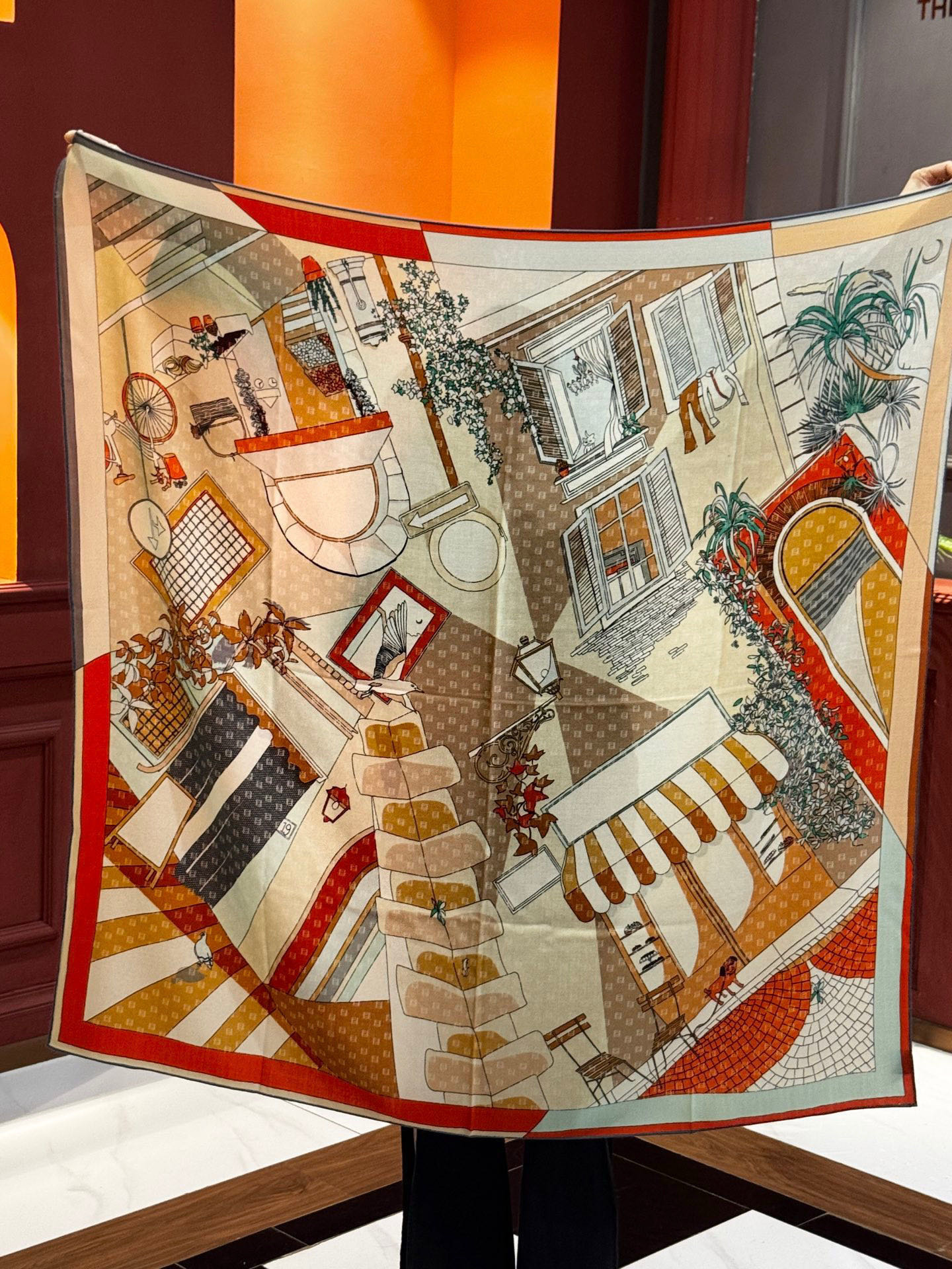   Fendi方形围巾 丝绒材质。采用定制的“Walking around Rome”图案，灵感源自罗马