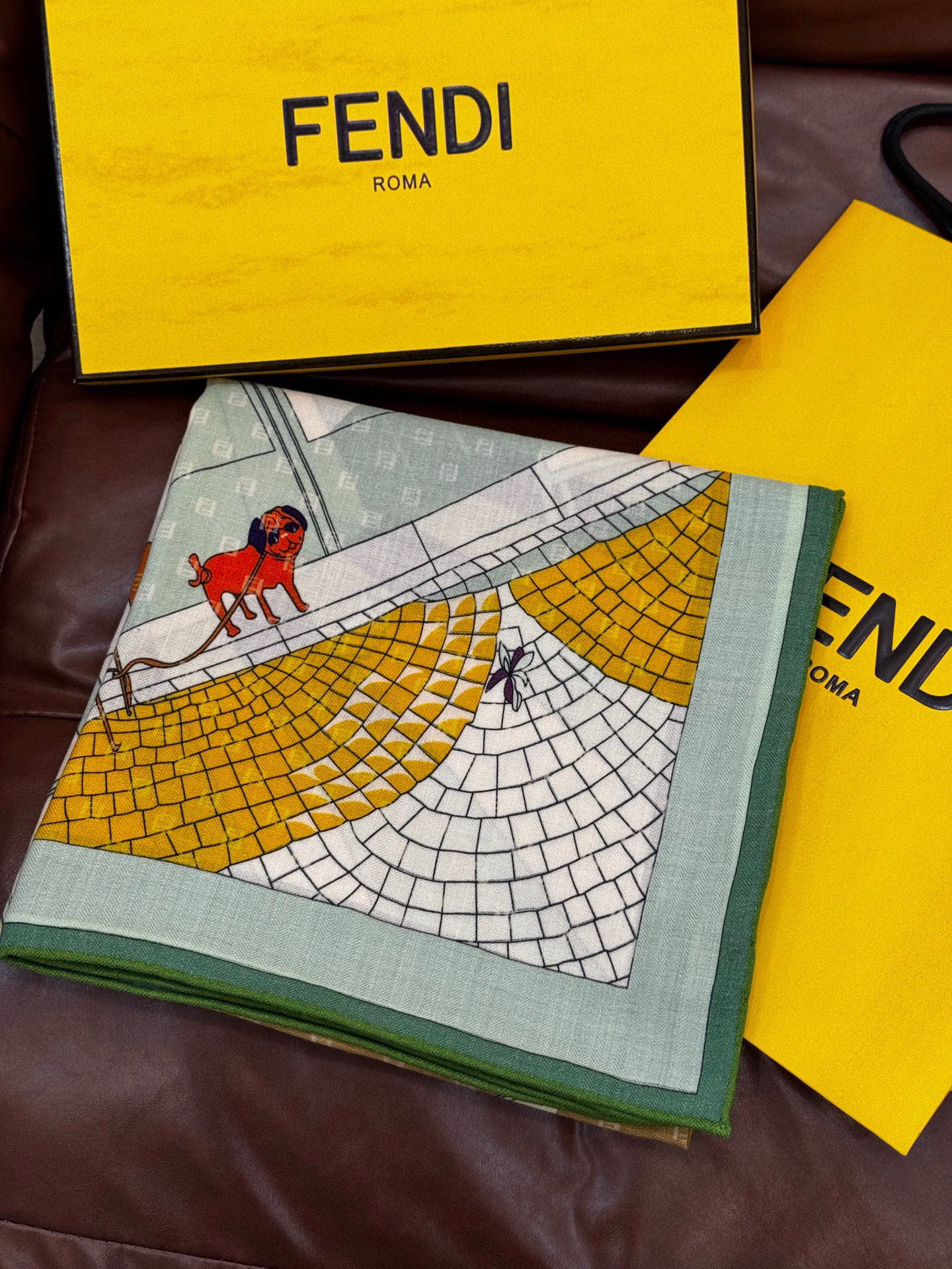   Fendi方形围巾 丝绒材质。采用定制的“Walking around Rome”图案，灵感源自罗马