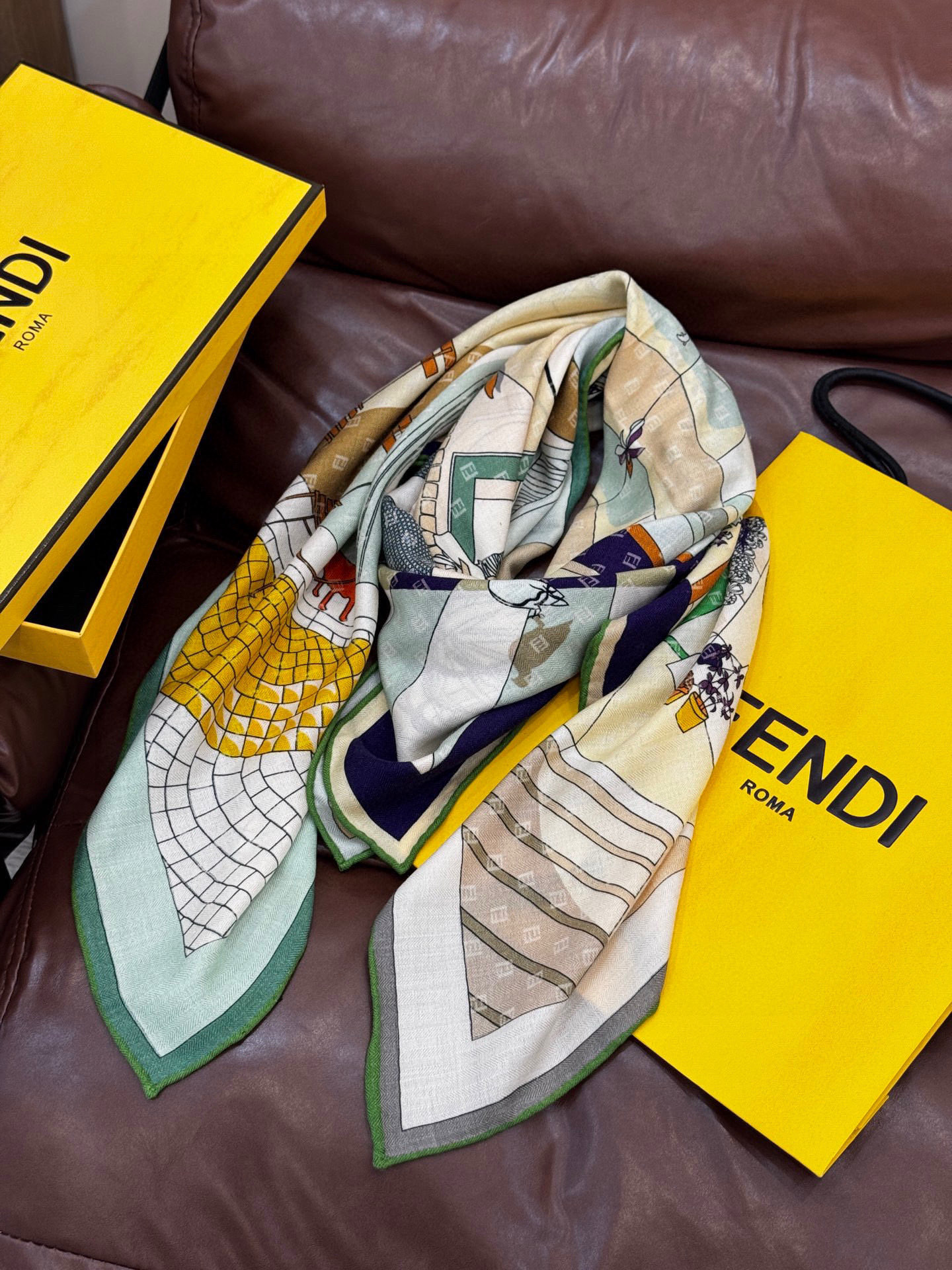   Fendi方形围巾 丝绒材质。采用定制的“Walking around Rome”图案，灵感源自罗马