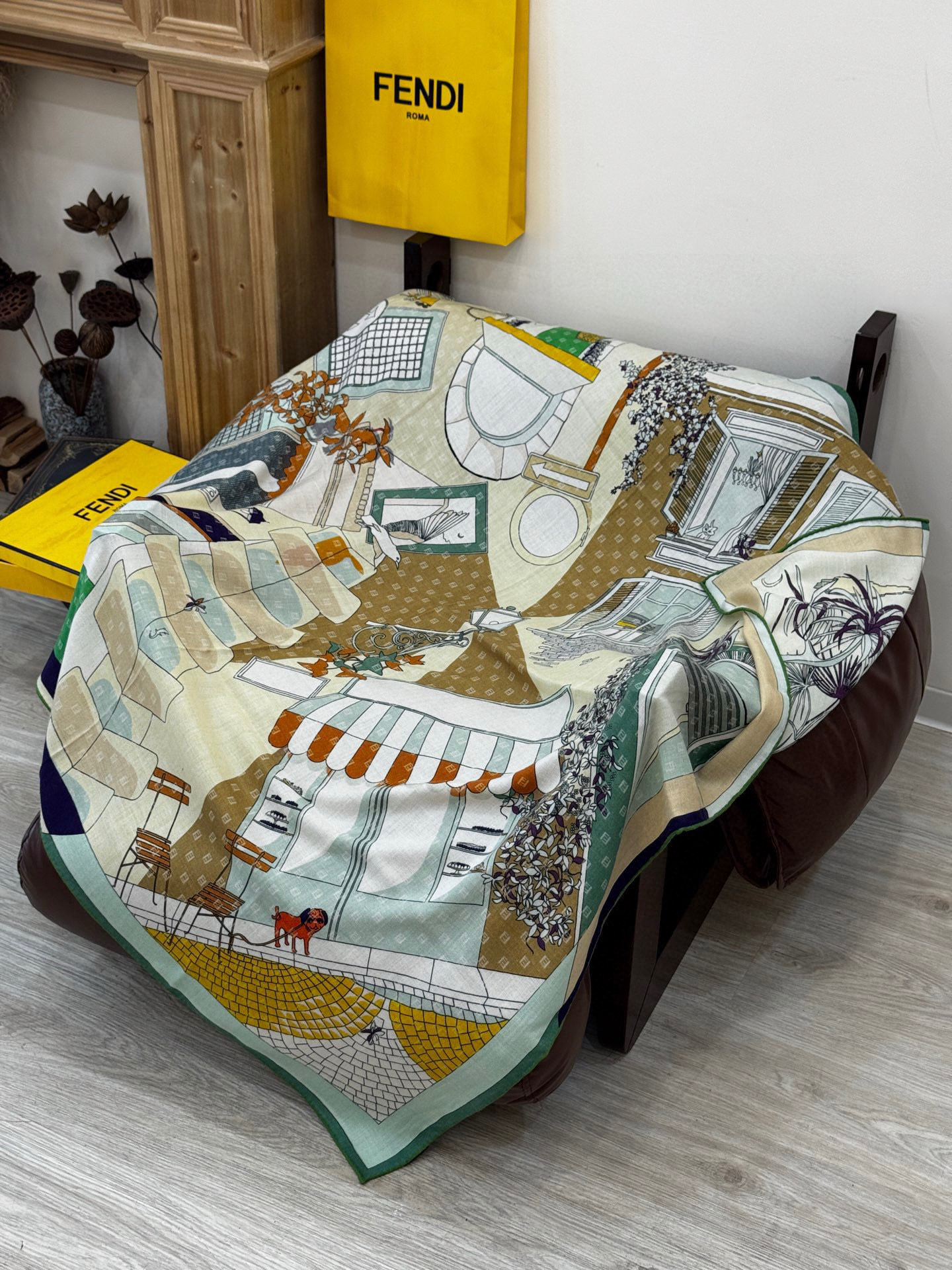   Fendi方形围巾 丝绒材质。采用定制的“Walking around Rome”图案，灵感源自罗马