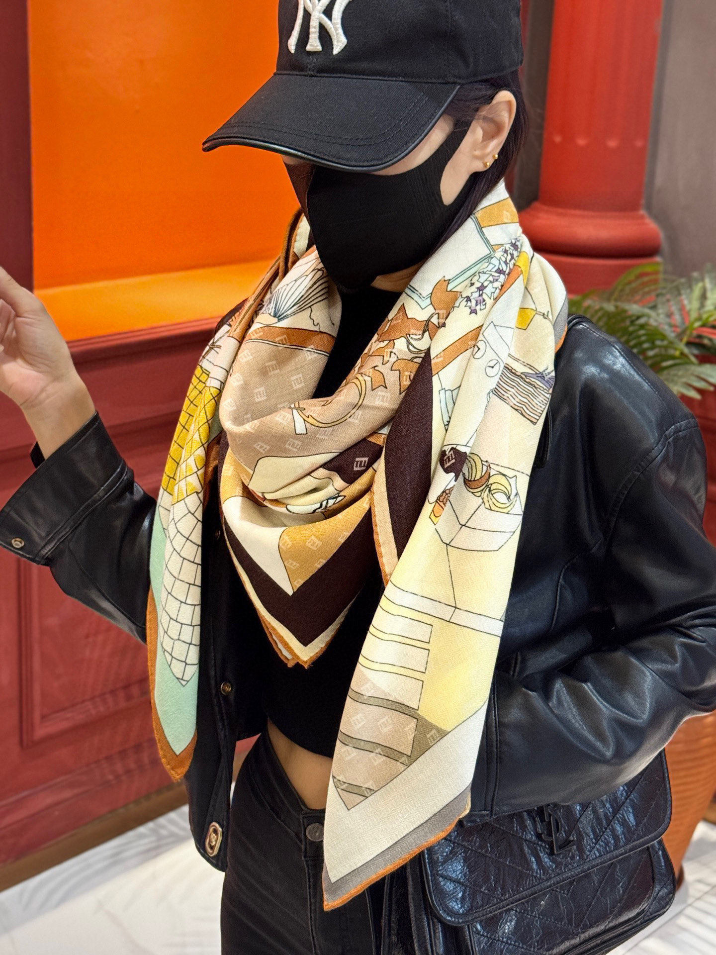   Fendi方形围巾 丝绒材质。采用定制的“Walking around Rome”图案，灵感源自罗马