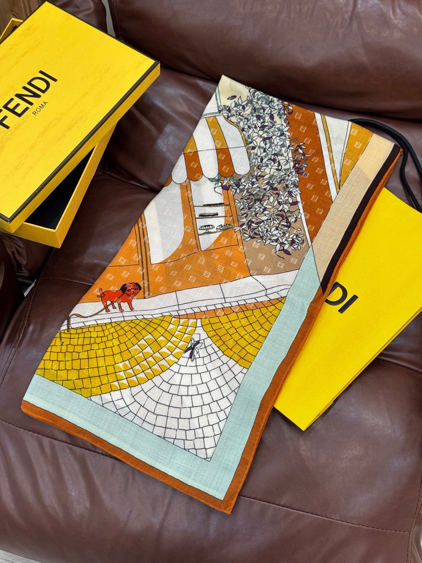  Fendi方形围巾 丝绒材质。采用定制的“Walking around Rome”图案，灵感源自罗马