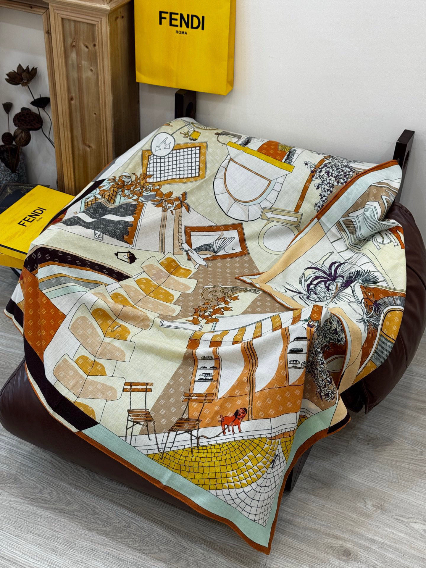   Fendi方形围巾 丝绒材质。采用定制的“Walking around Rome”图案，灵感源自罗马