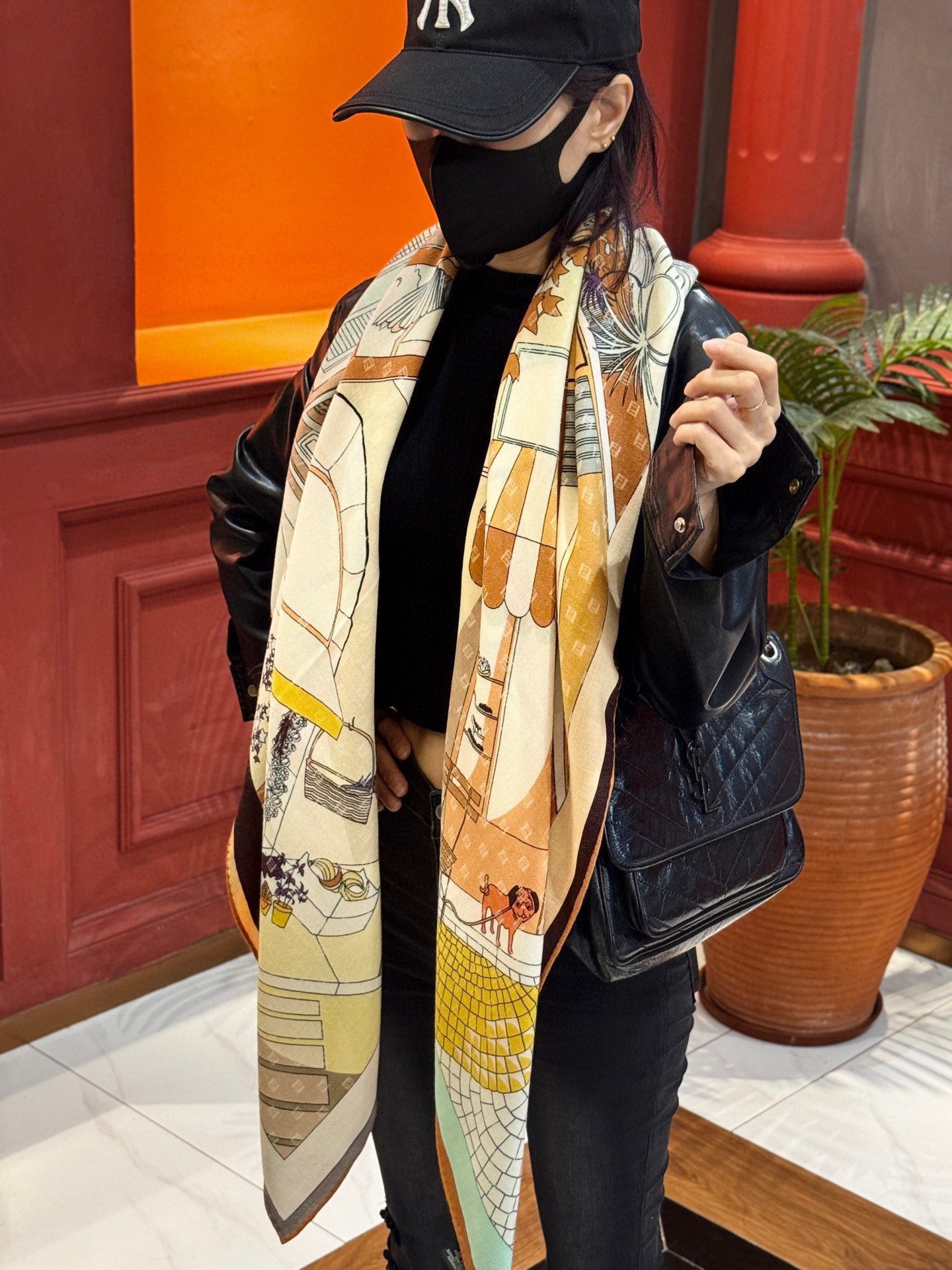   Fendi方形围巾 丝绒材质。采用定制的“Walking around Rome”图案，灵感源自罗马