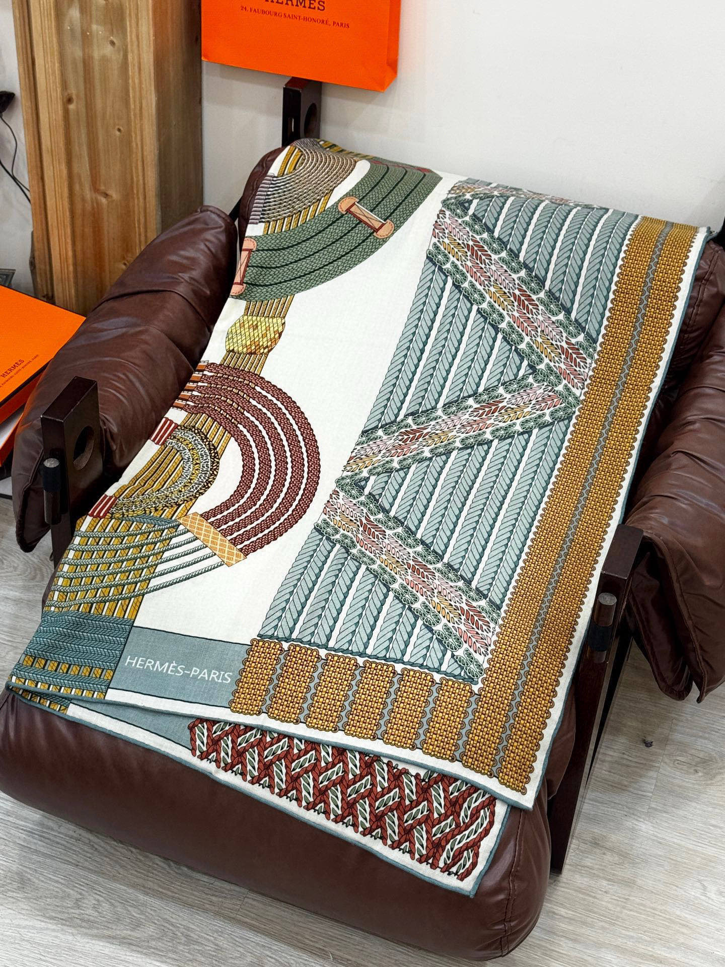  丝巾 |HERMES I Dressage Tressage
2025秋冬
Dressage Tres