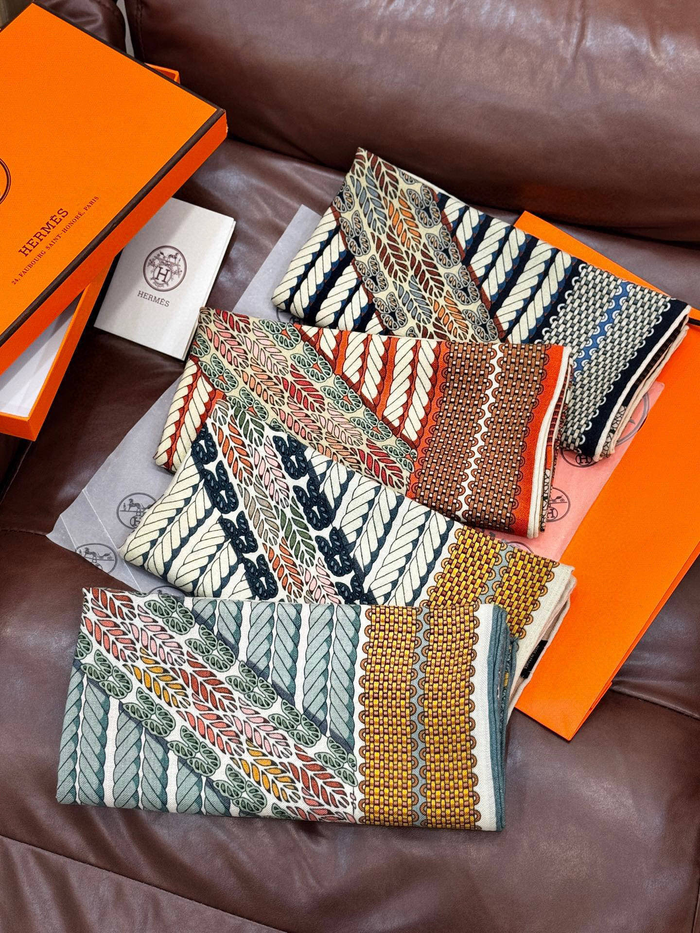  丝巾 |HERMES I Dressage Tressage
2025秋冬
Dressage Tres