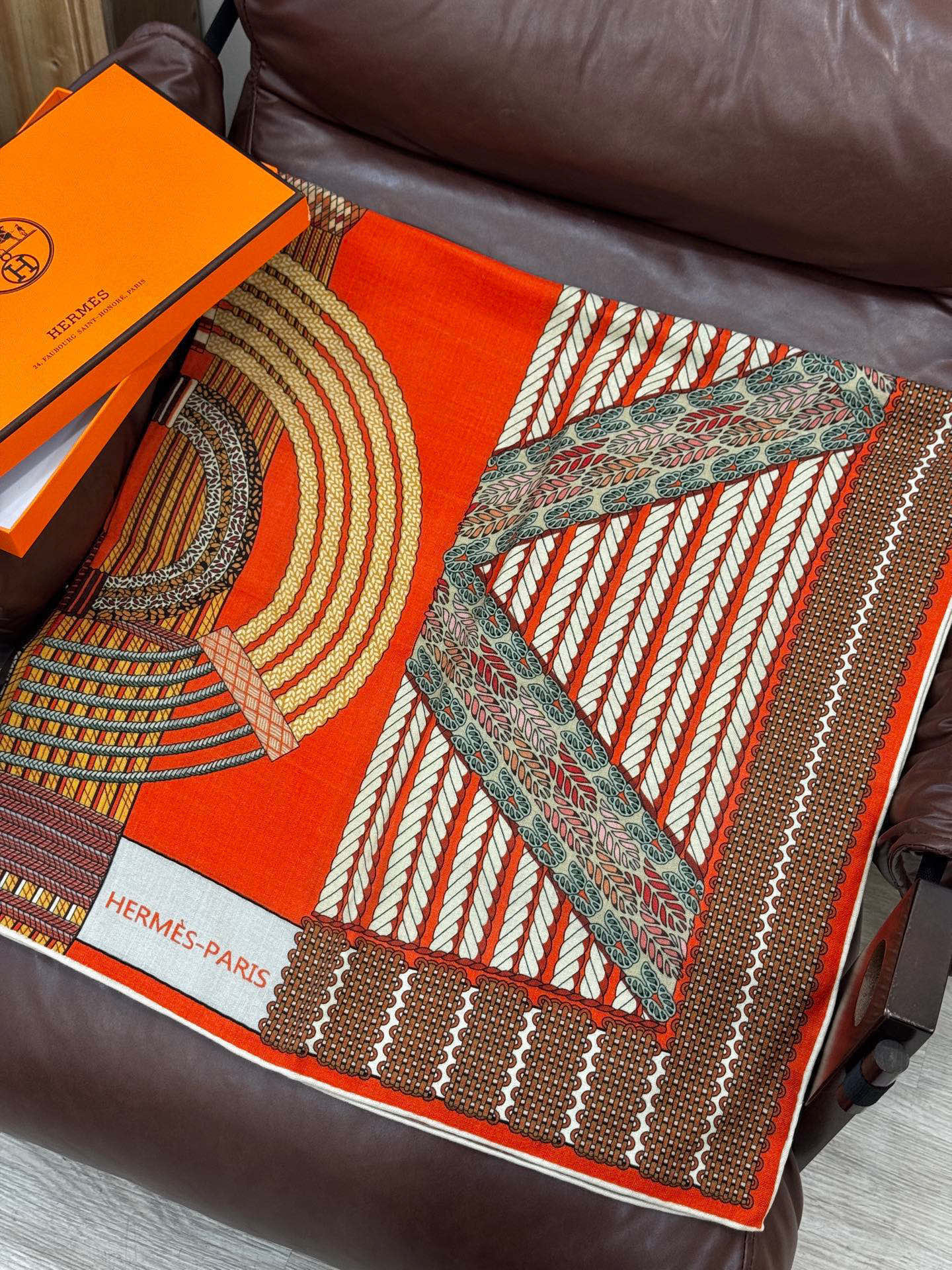  丝巾 |HERMES I Dressage Tressage
2025秋冬
Dressage Tres