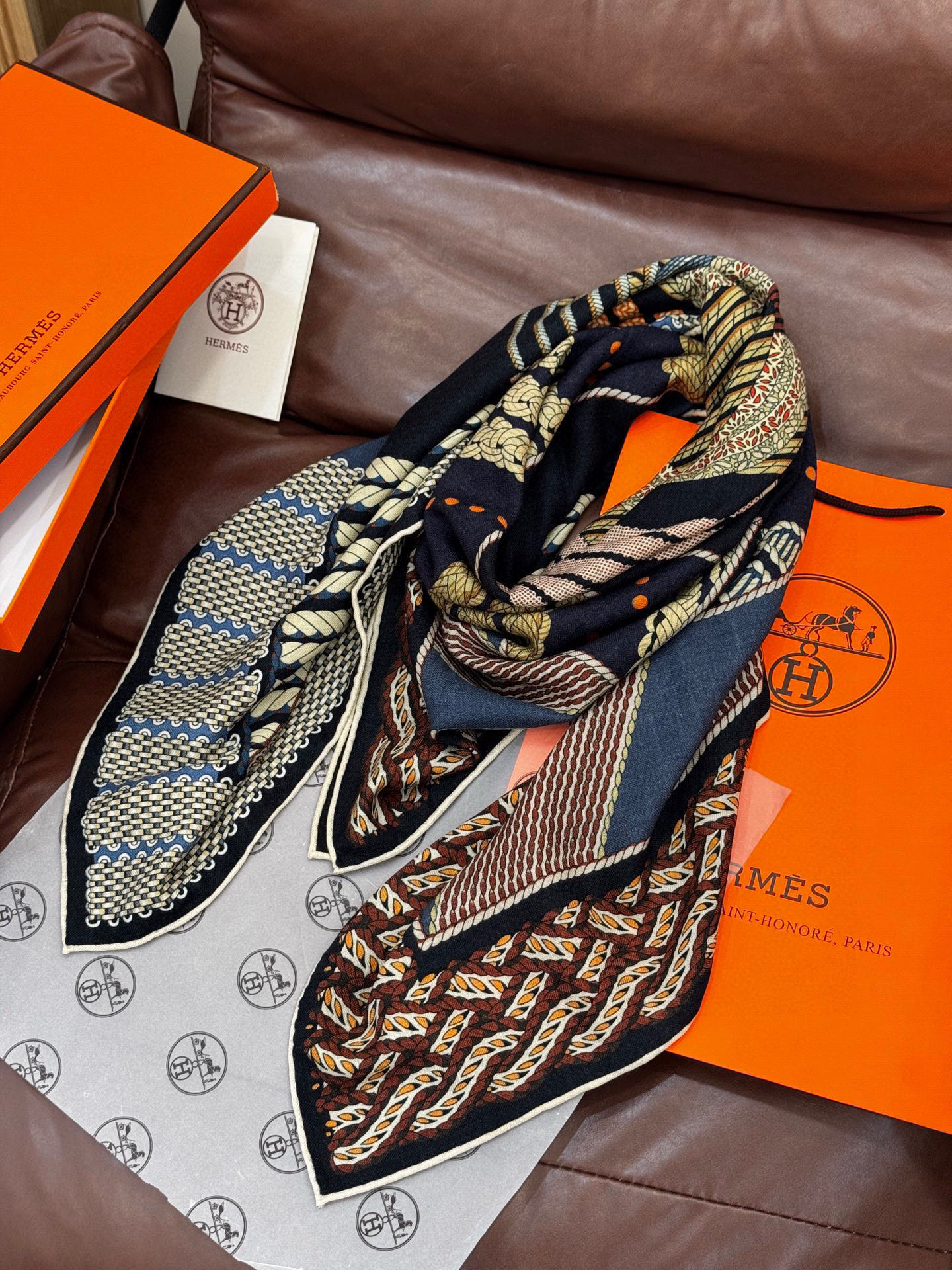  丝巾 |HERMES I Dressage Tressage
2025秋冬
Dressage Tres