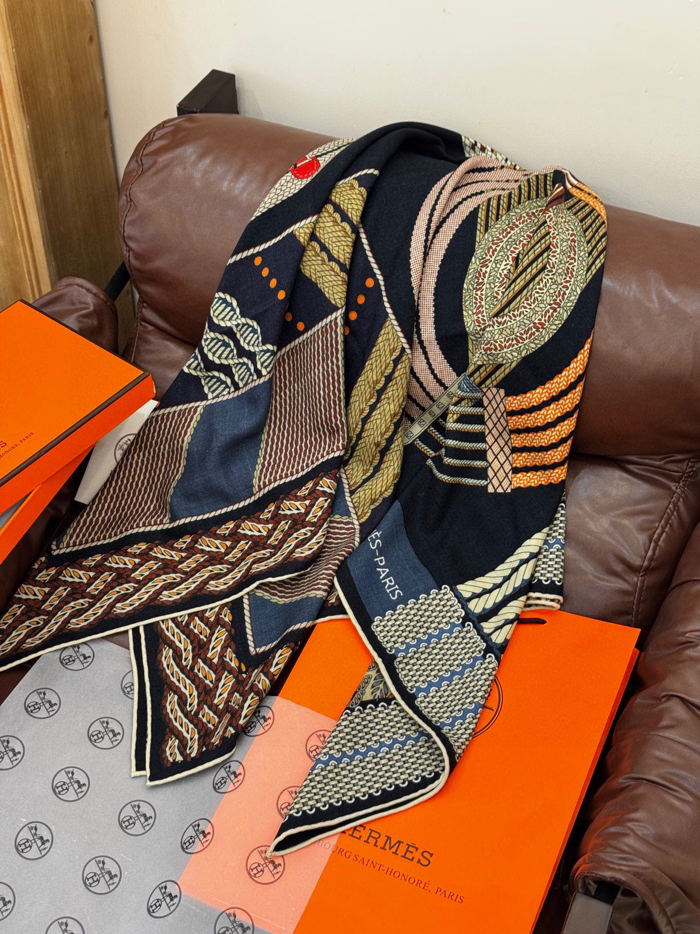  丝巾 |HERMES I Dressage Tressage
2025秋冬
Dressage Tres