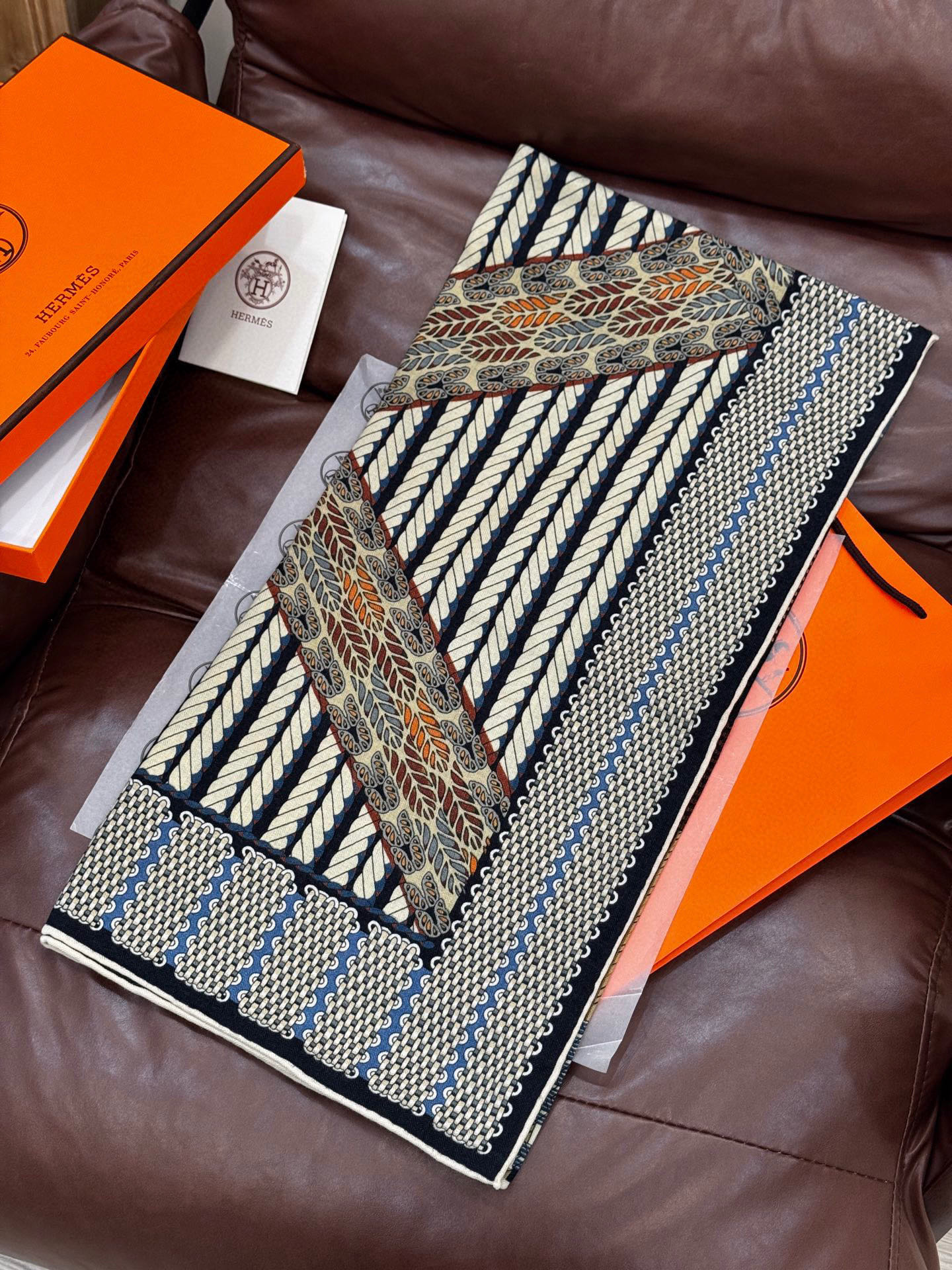  丝巾 |HERMES I Dressage Tressage
2025秋冬
Dressage Tres