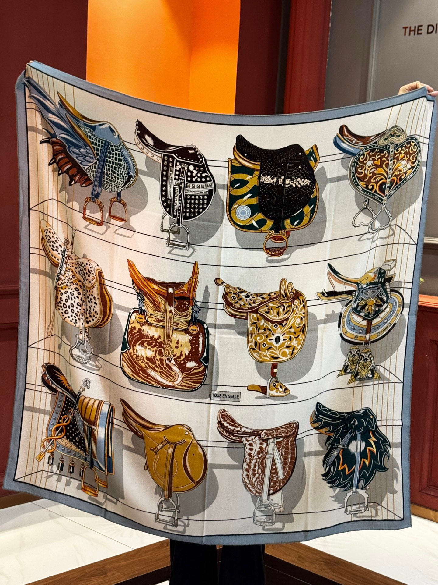  “鞍上世界”140丝毛方巾双面同色

手工卷边丝毛方巾（30%真丝70%羊毛）

这款披肩的经典单品展